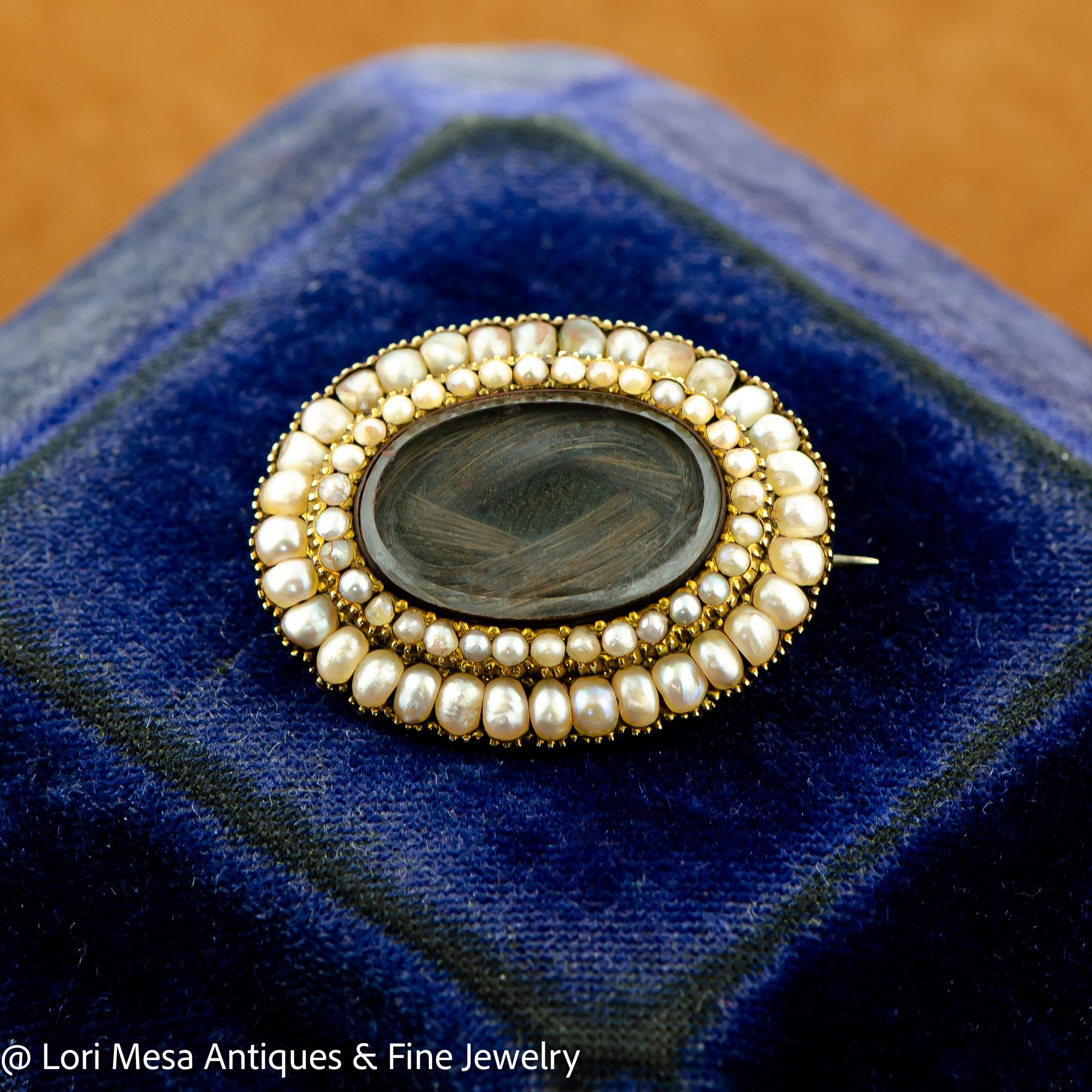 Exquise broche en or jaune, cheveux, perles et cheveux du début de l'ère victorienne en vente 1