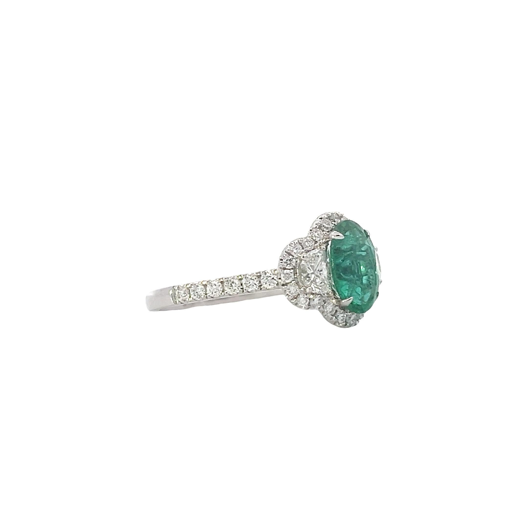 Gönnen Sie sich den Inbegriff von Luxus mit diesem atemberaubend schönen Ring. Dieser fachmännisch aus glänzendem 18-kW-Gold gefertigte Ring zieht mit seinem abwechselnden Muster aus funkelnden Diamanten und leuchtenden Smaragden die Aufmerksamkeit
