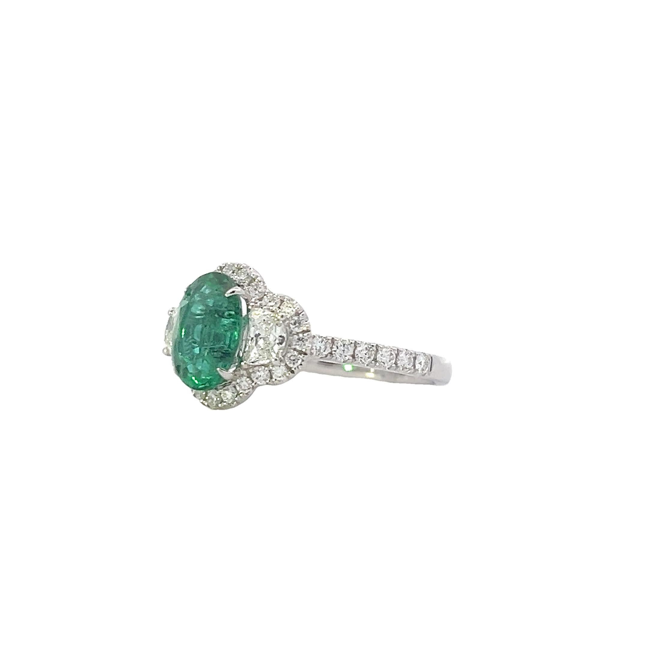 **Exquisiter Ring mit Smaragd und Diamant Elegance**### im Zustand „Neu“ im Angebot in Great Neck Plaza, NY