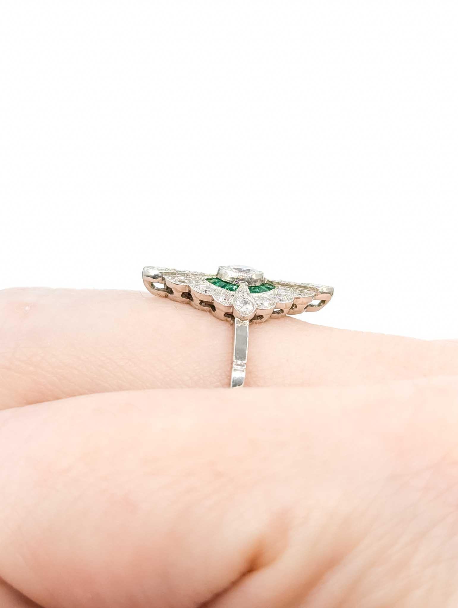 Round Cut Exquisite Emerald and Diamond Platinum Ring For Sale