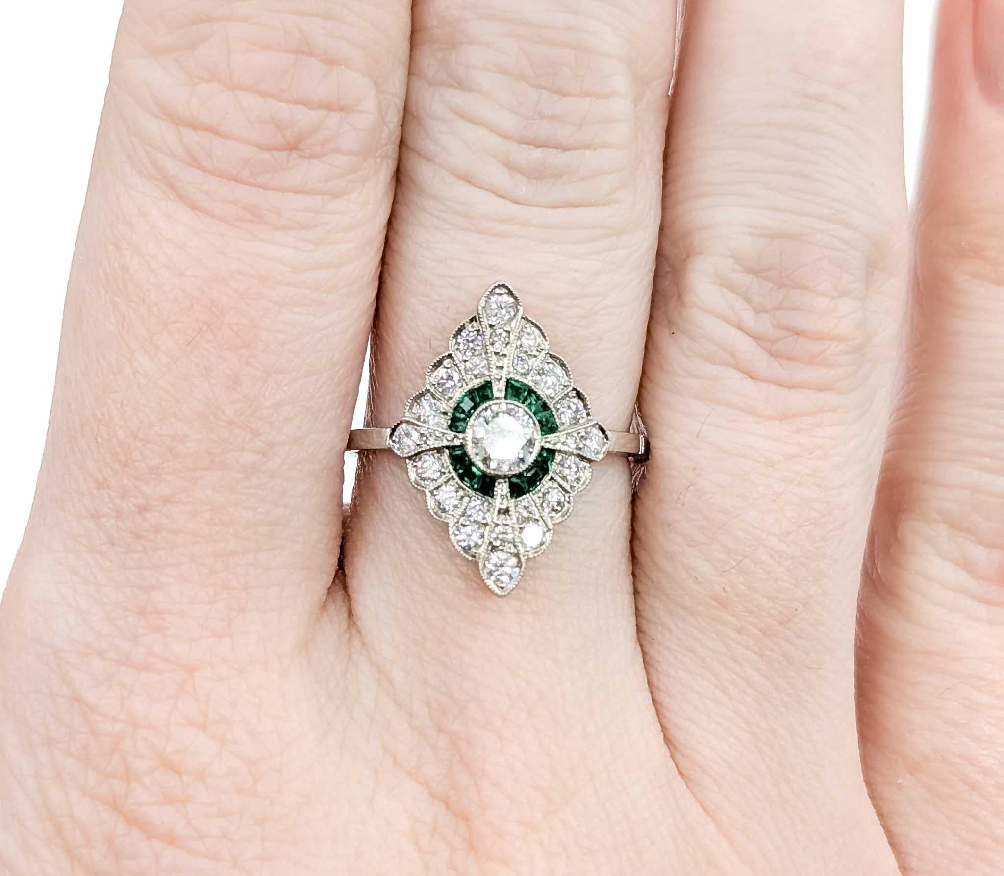 Women's Exquisite Emerald and Diamond Platinum Ring For Sale