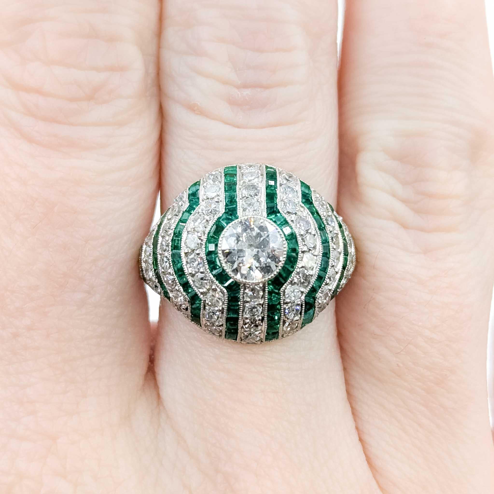 Women's Exquisite Emerald and Diamond Platinum Ring For Sale