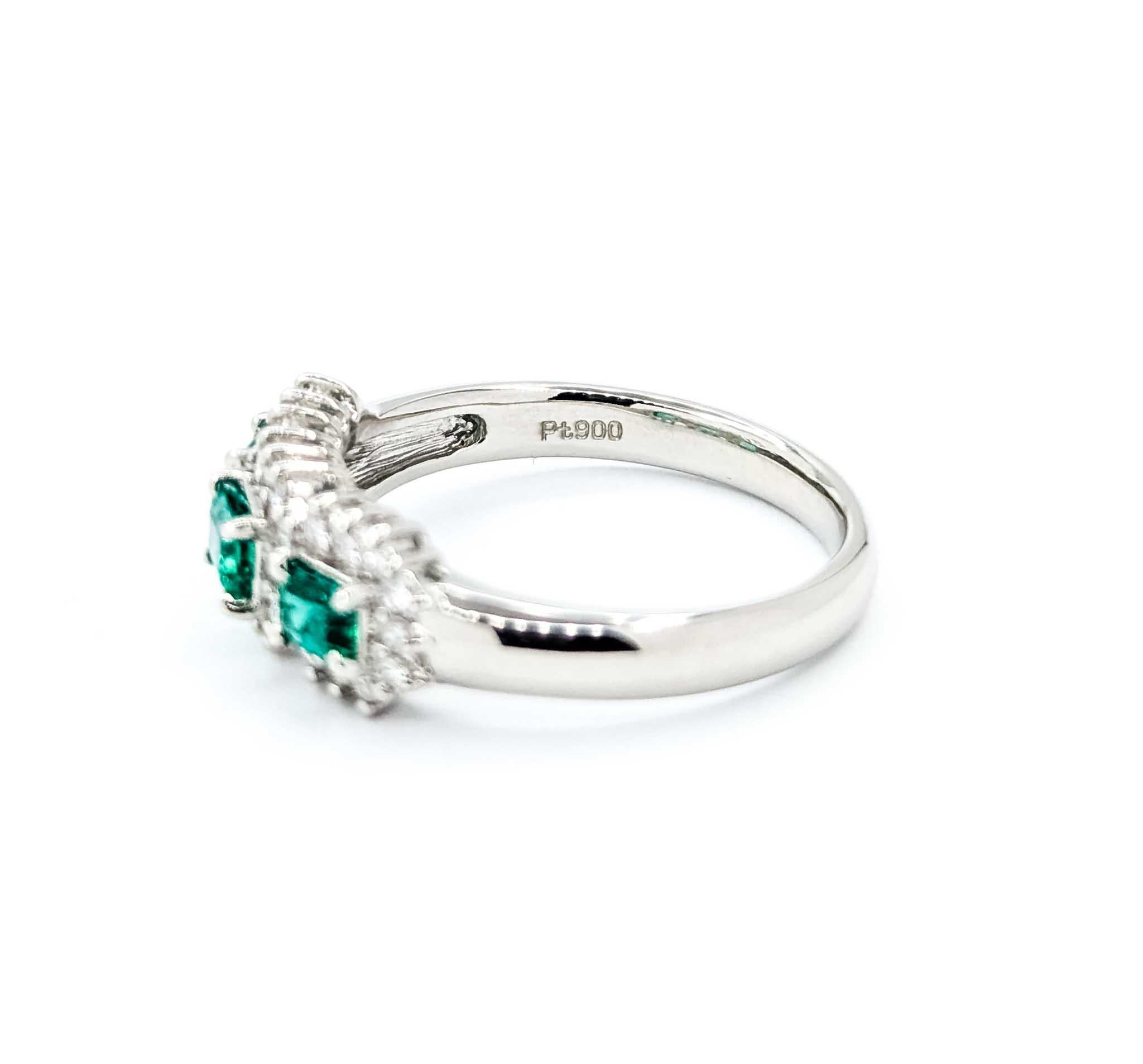 Exquisite Emerald and Diamond Ring in 900pt 3-Stone Halo Setting Contemporáneo en venta