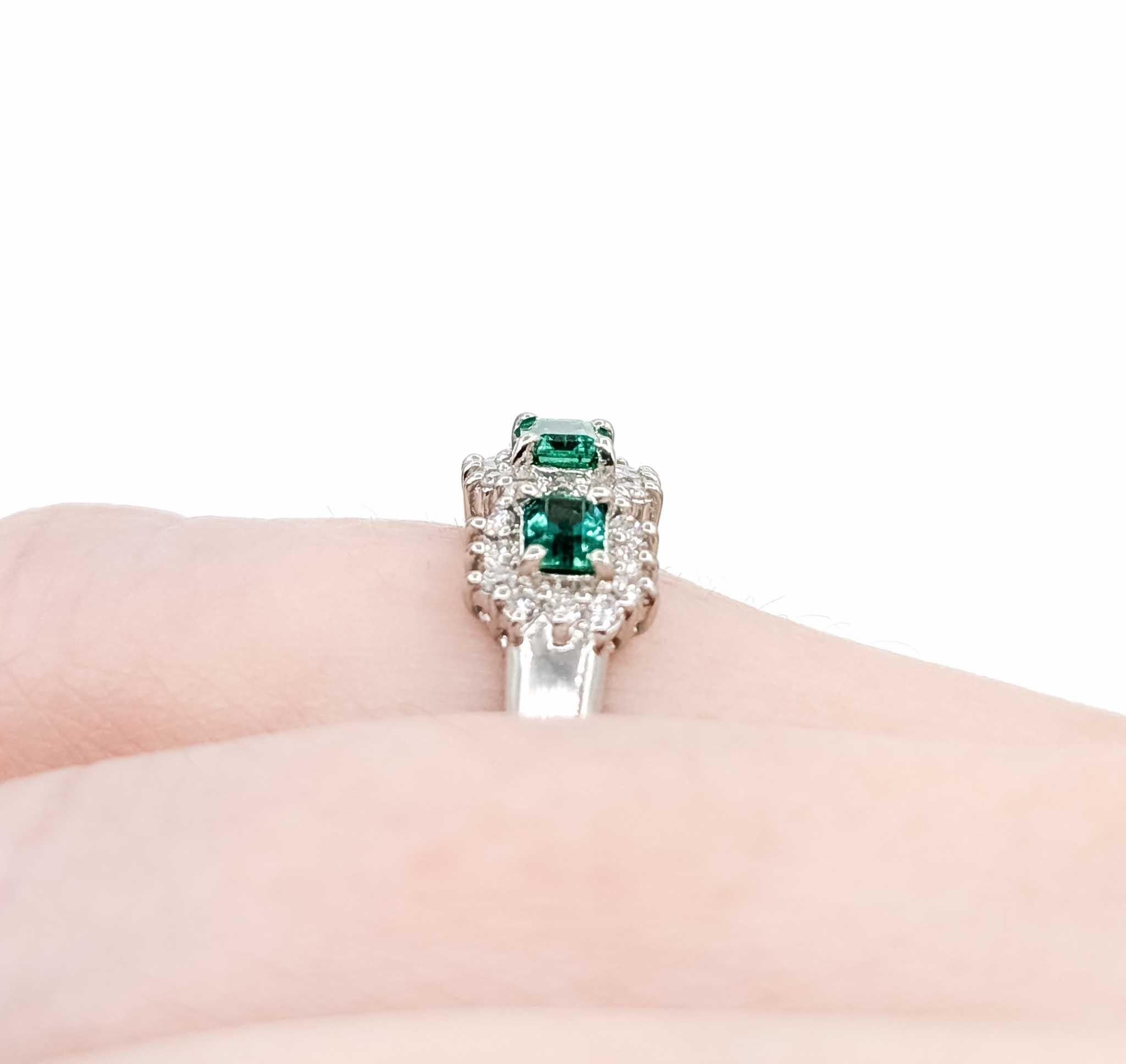 Exquisite Emerald and Diamond Ring in 900pt 3-Stone Halo Setting Corte esmeralda en venta