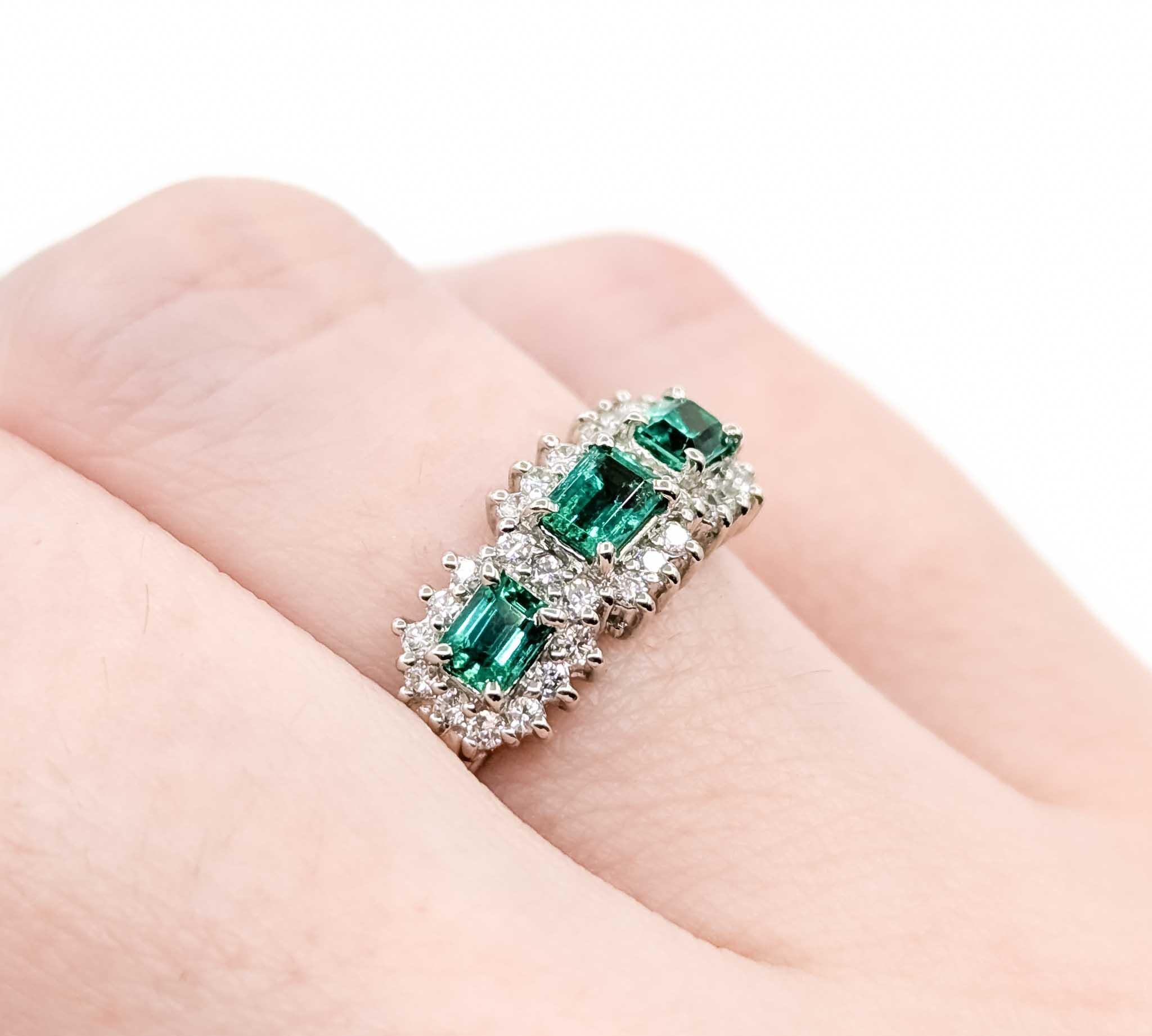 Exquisite Emerald and Diamond Ring in 900pt 3-Stone Halo Setting en Excelente estado para la venta en Bloomington, MN