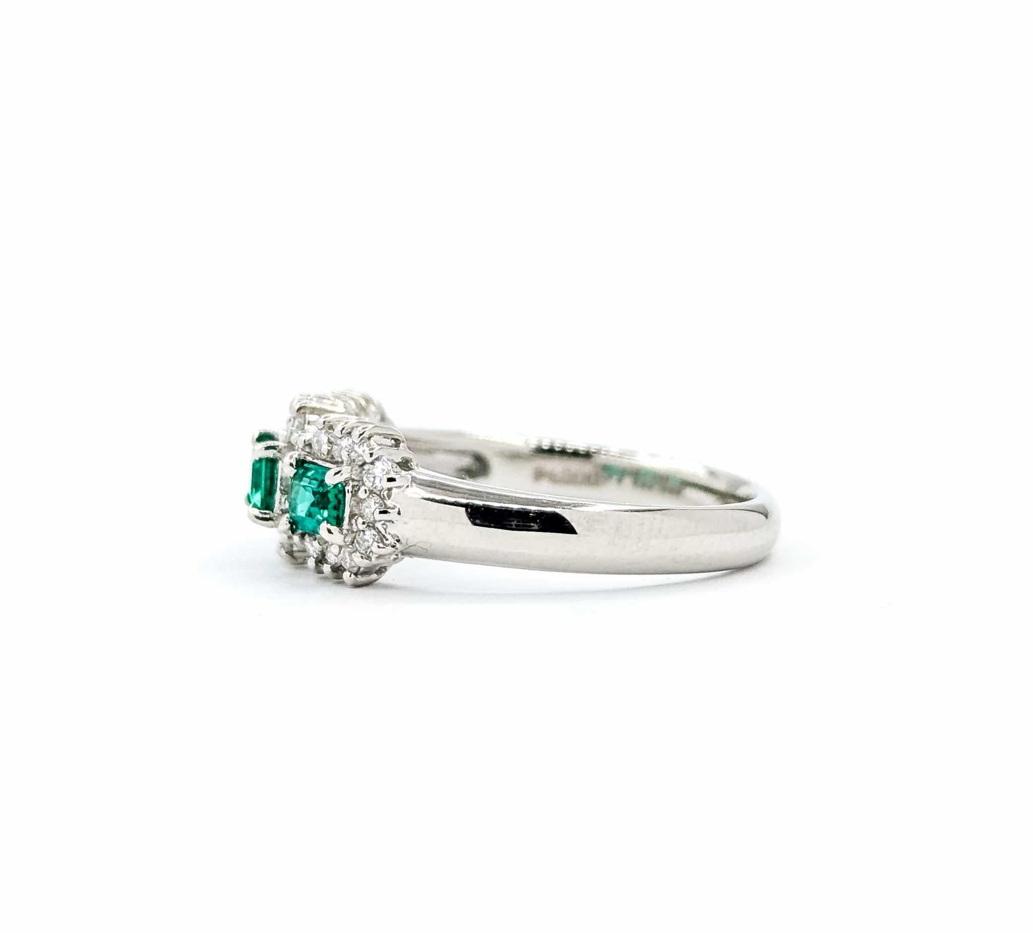 De las mujeres Exquisite Emerald and Diamond Ring in 900pt 3-Stone Halo Setting en venta