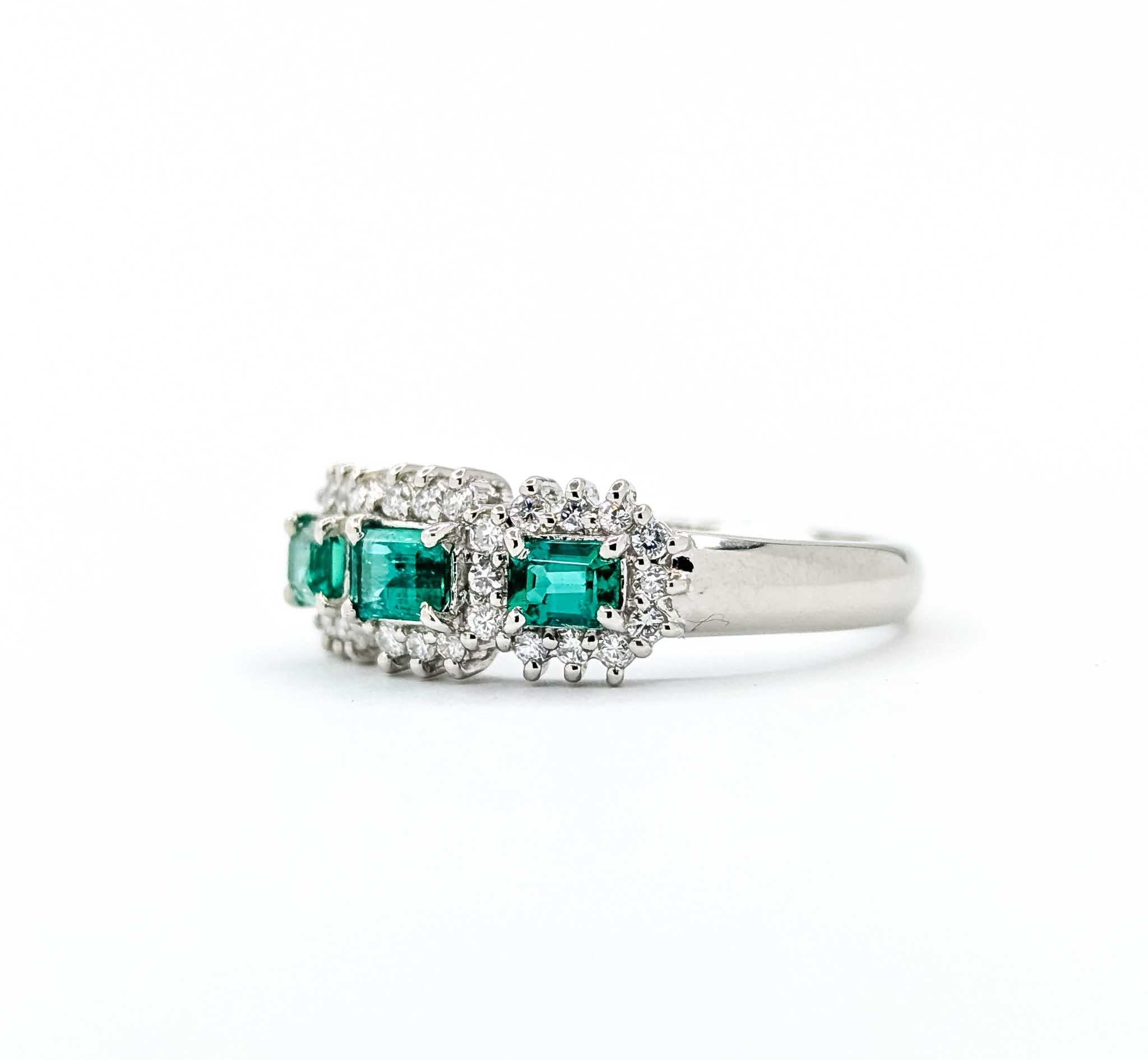 Exquisite Emerald and Diamond Ring in 900pt 3-Stone Halo Setting en venta 1