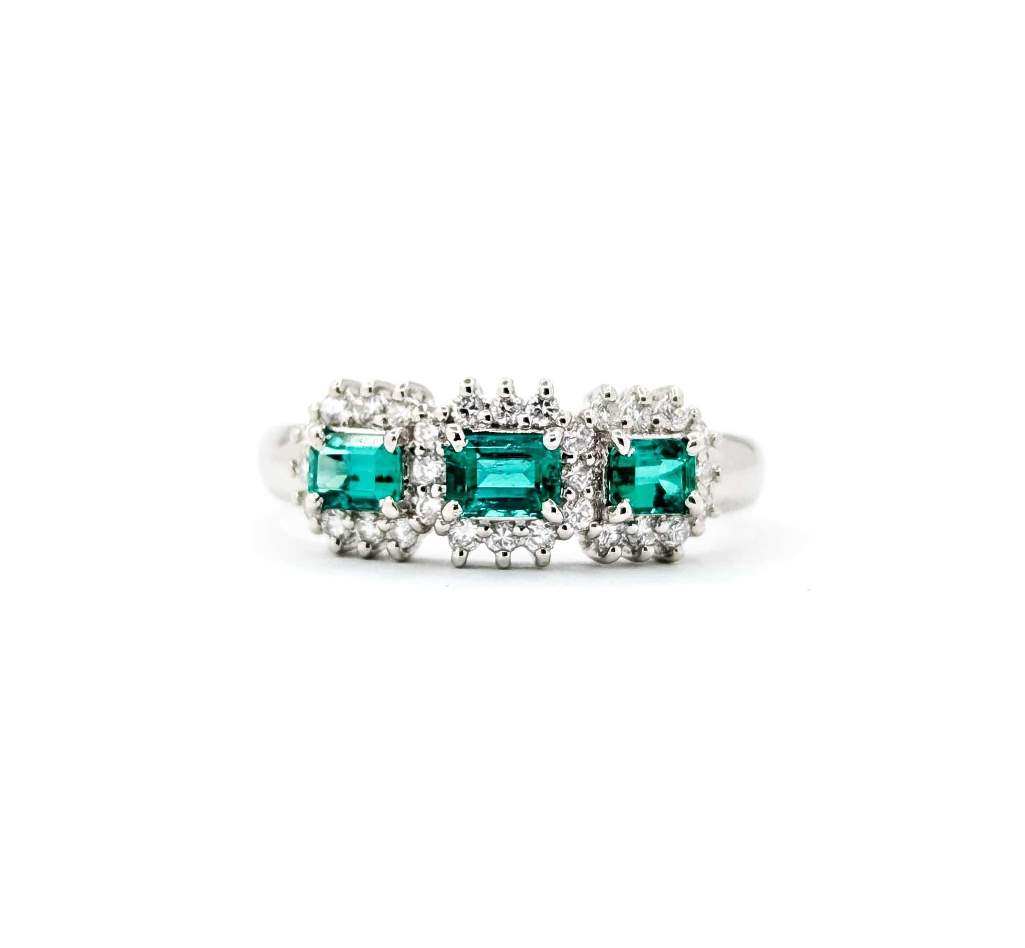 Exquisite Emerald and Diamond Ring in 900pt 3-Stone Halo Setting en venta 2