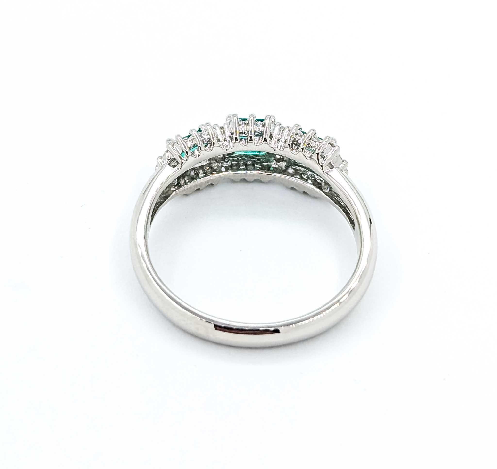 Exquisite Emerald and Diamond Ring in 900pt 3-Stone Halo Setting en venta 3