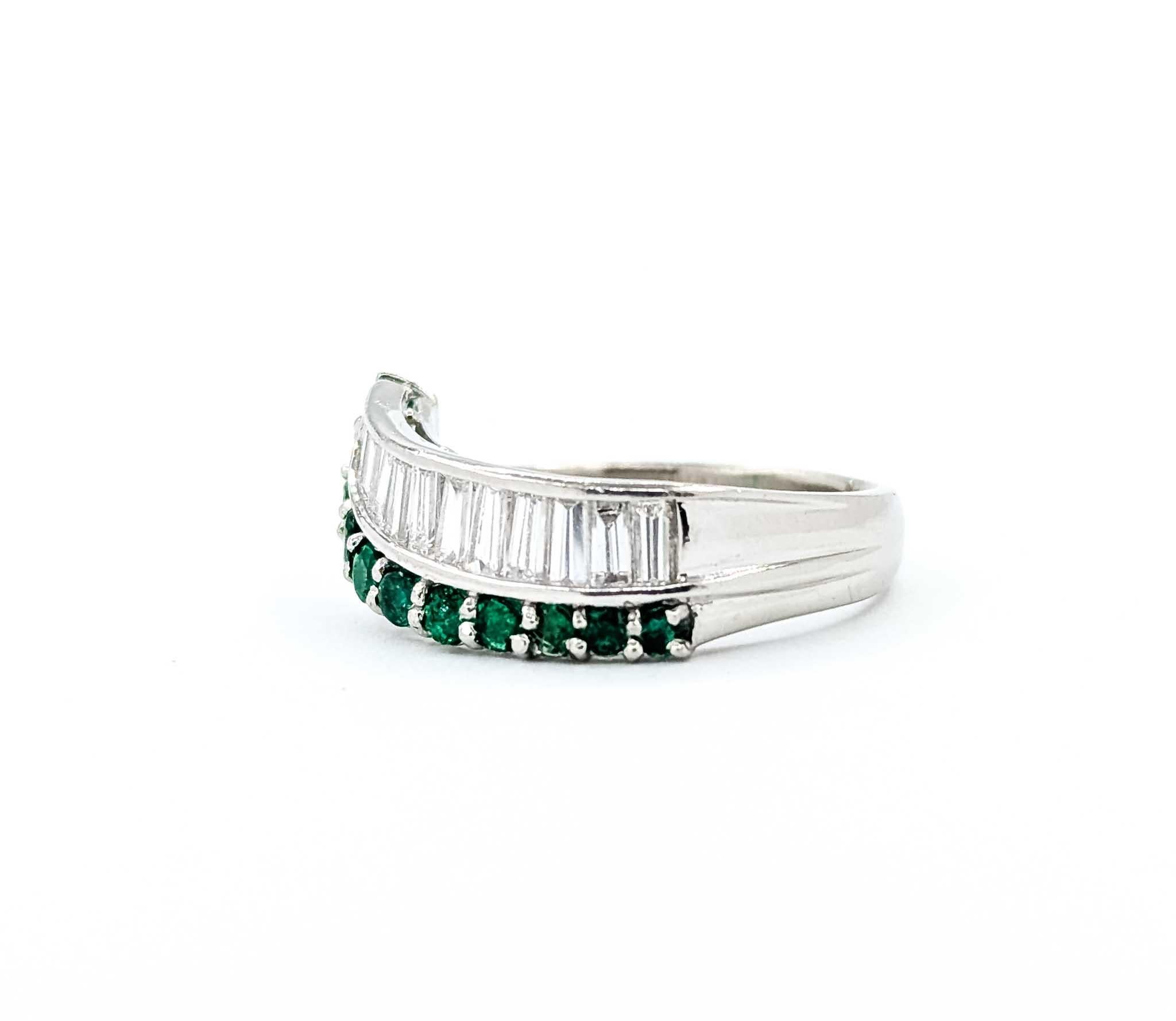 Exquisite Emerald and Diamond Ring in 900pt Modern Channel Set Moderno en venta