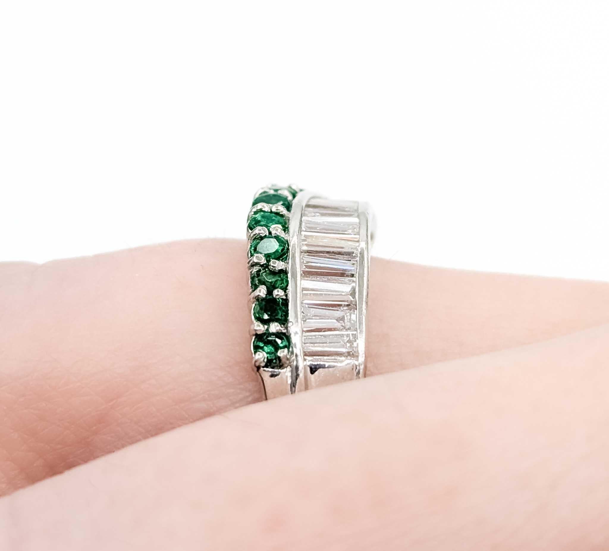 Exquisite Emerald and Diamond Ring in 900pt Modern Channel Set Corte baguette en venta