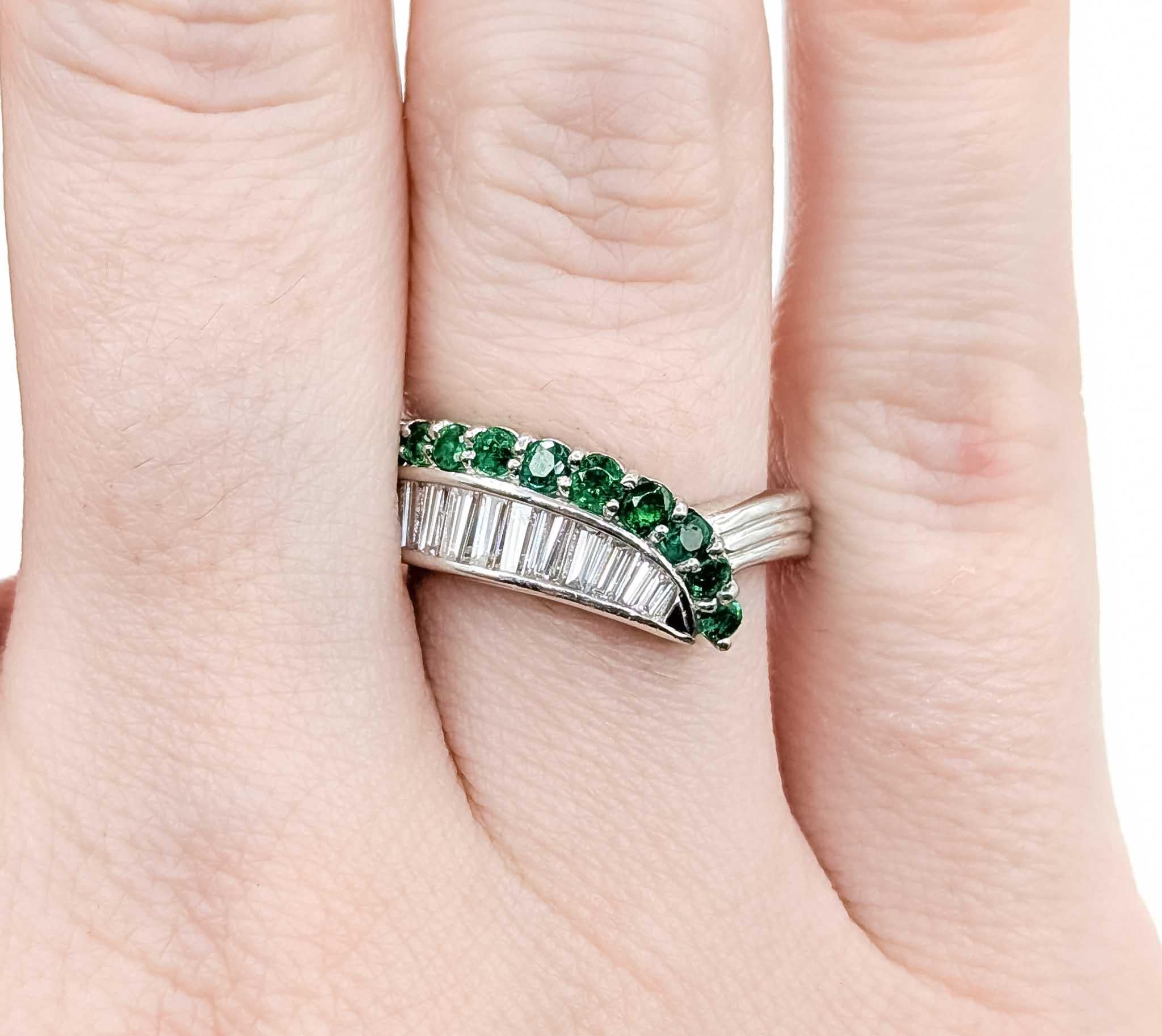 Exquisite Emerald and Diamond Ring in 900pt Modern Channel Set en Excelente estado para la venta en Bloomington, MN
