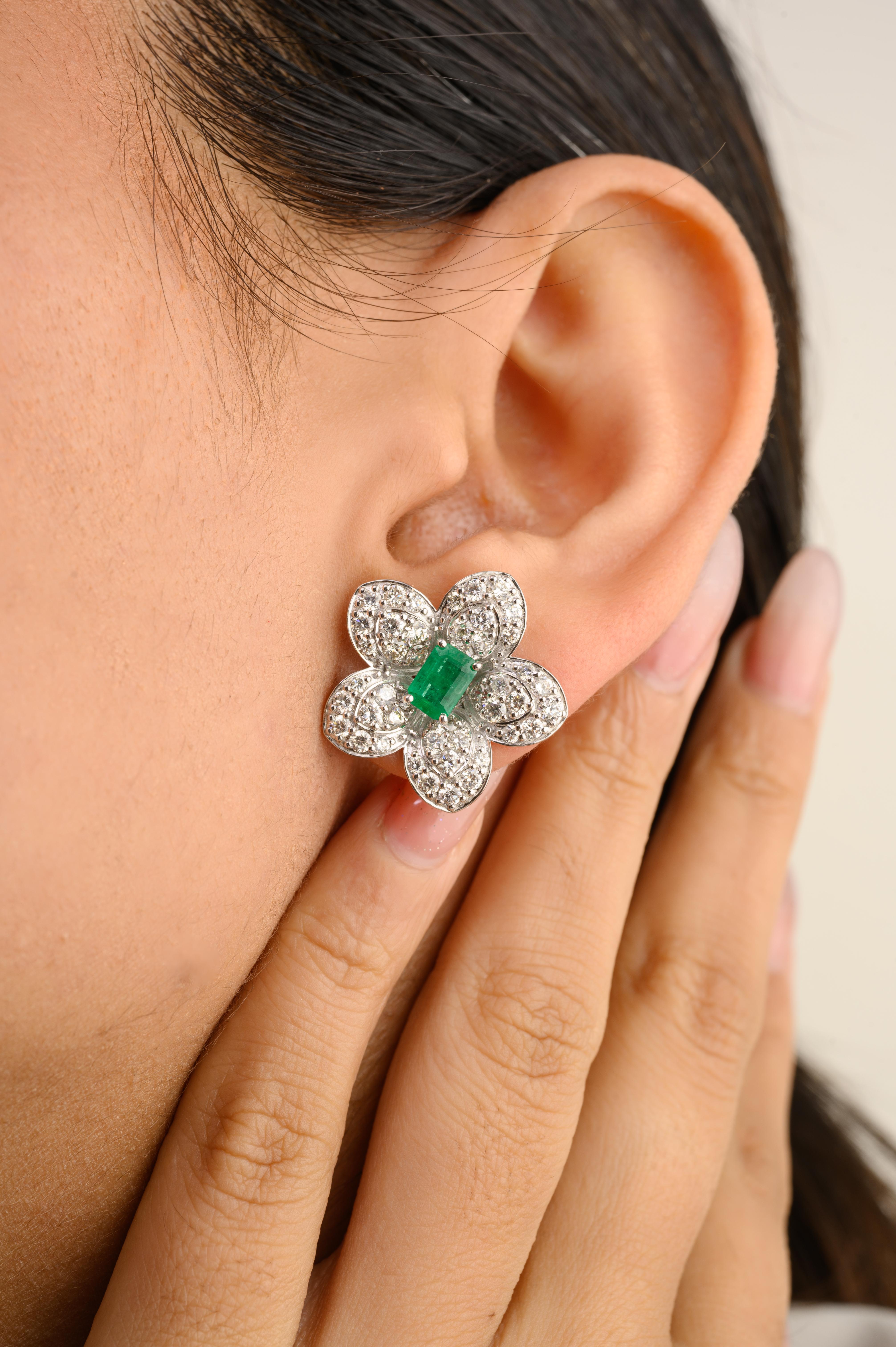 Squisiti orecchini a perno con diamante smeraldo e fiori grandi in oro 14 carati, per fare un figurone con il tuo look. Gli orecchini a perno ti serviranno per dare un tocco di classe al tuo look. Questi orecchini creano un look scintillante e