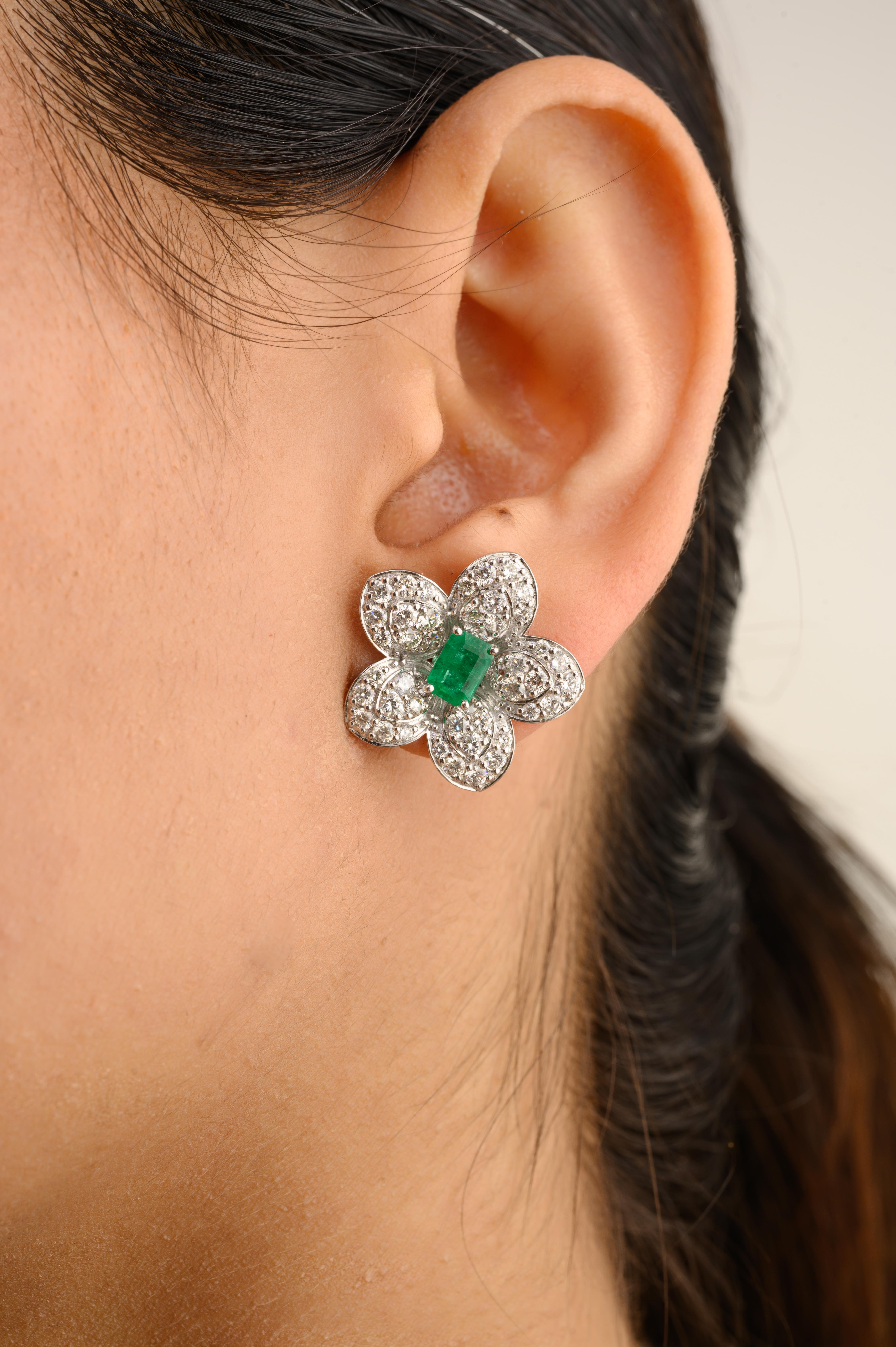 Ottagono Squisiti orecchini a perno con diamante smeraldo e fiori grandi in oro bianco massiccio 14 carati in vendita