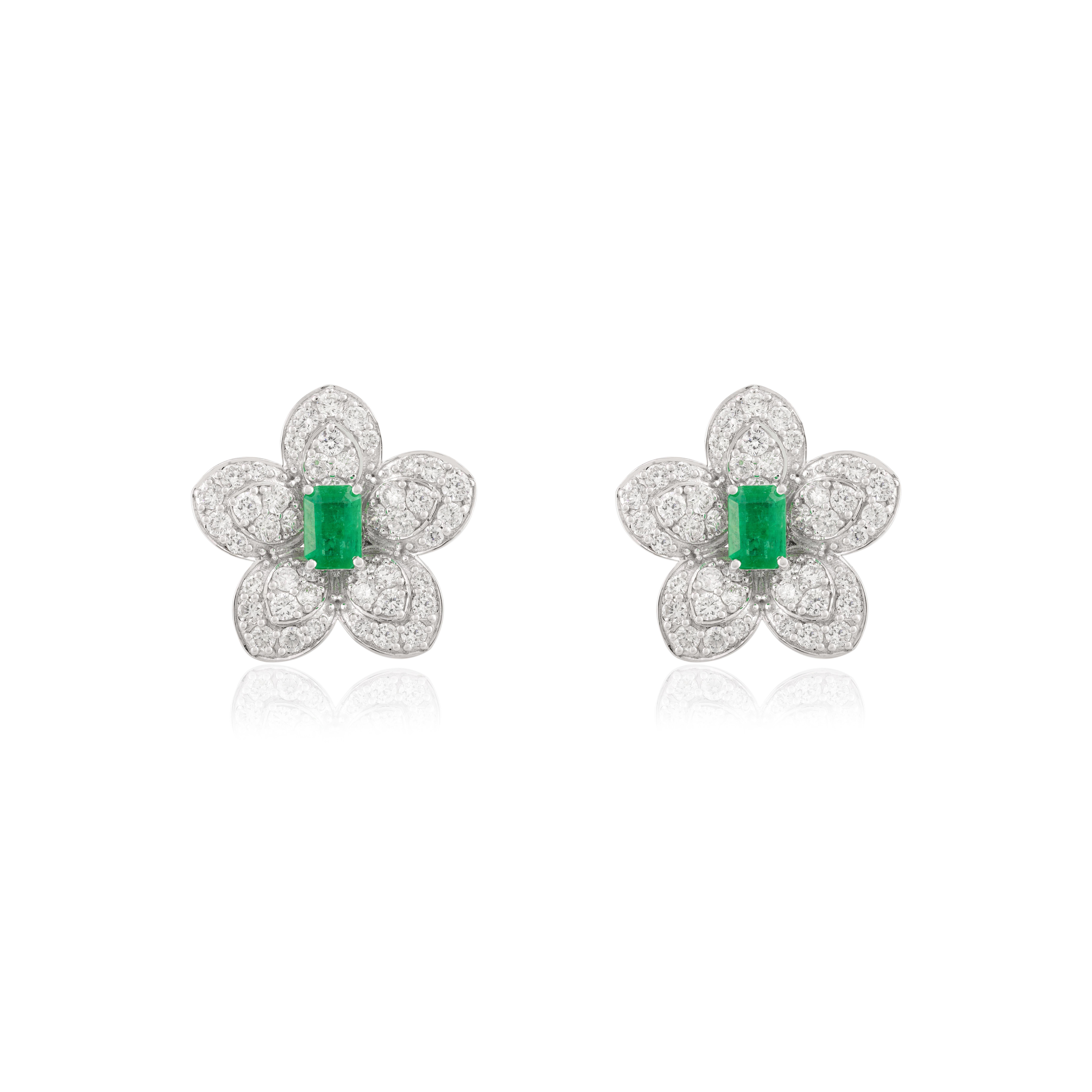 Squisiti orecchini a perno con diamante smeraldo e fiori grandi in oro bianco massiccio 14 carati In condizioni Nuovo in vendita a New York, NY