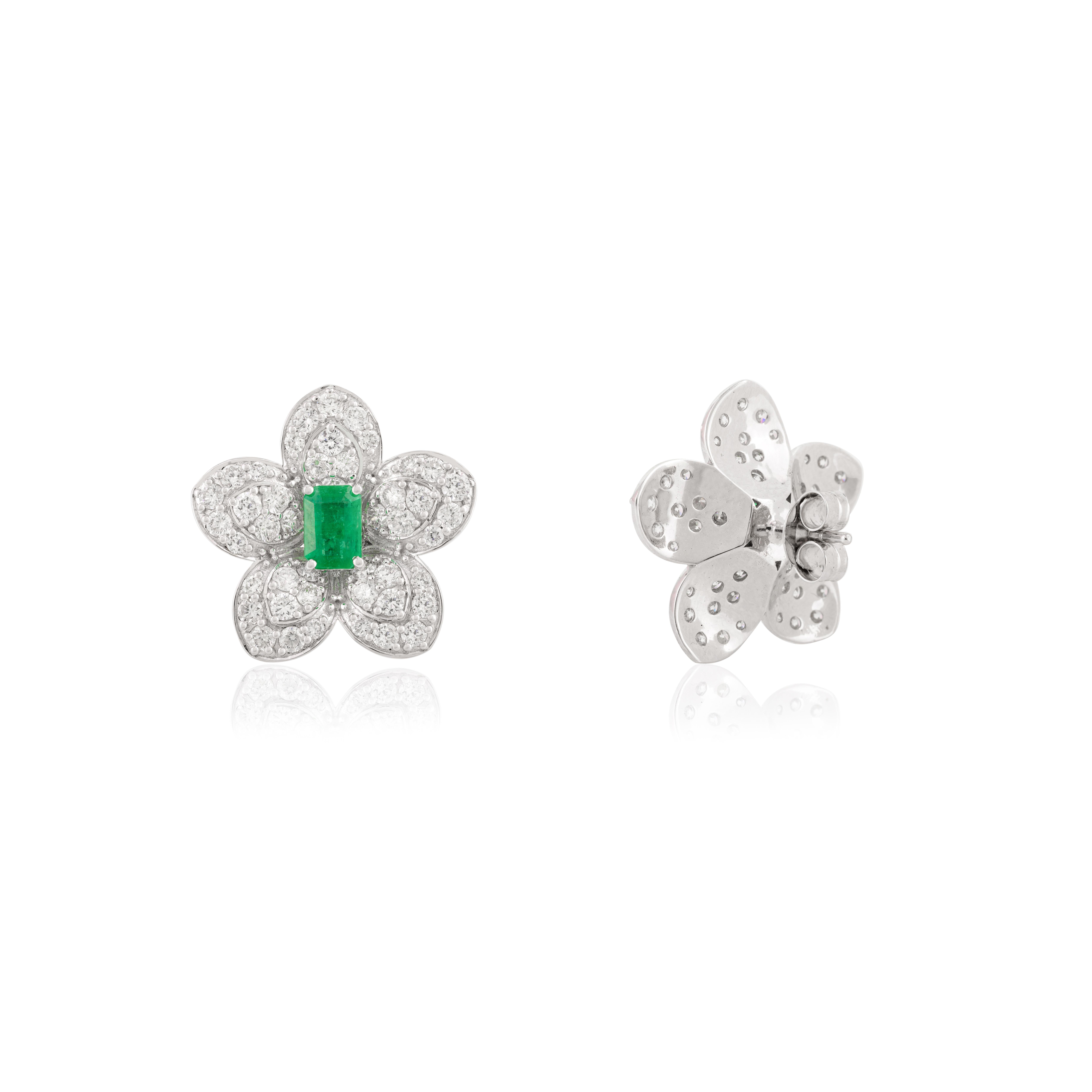 Squisiti orecchini a perno con diamante smeraldo e fiori grandi in oro bianco massiccio 14 carati in vendita 1