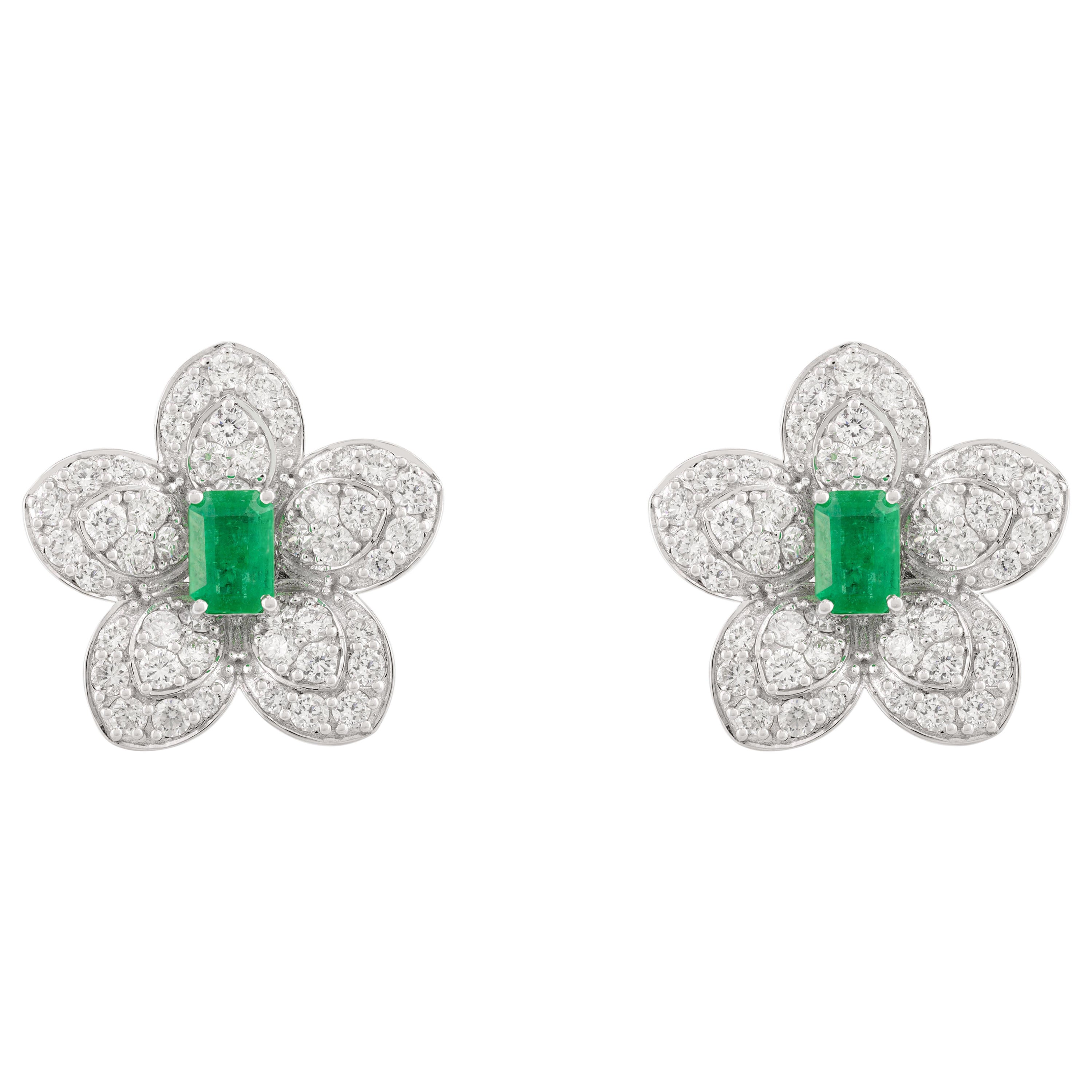 Exquisite große florale Smaragd-Diamant-Ohrstecker aus 14k massivem Weißgold mit Blumenmuster