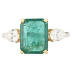 Exquise bague de fiançailles à trois pierres en or massif 18 carats avec diamants et émeraude cloutée