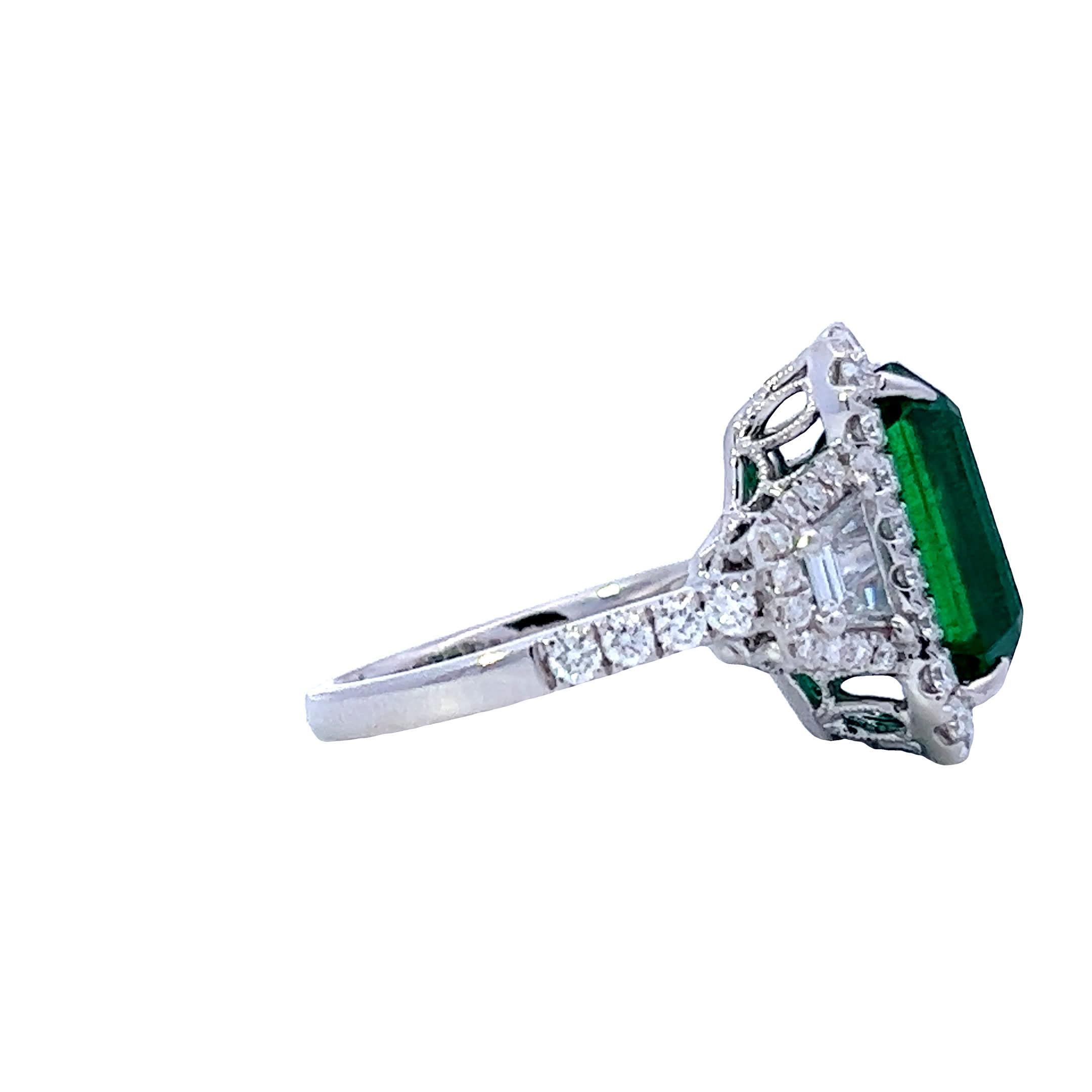 Exquisite emerald elegance In New Condition For Sale In Great Neck Plaza, NY