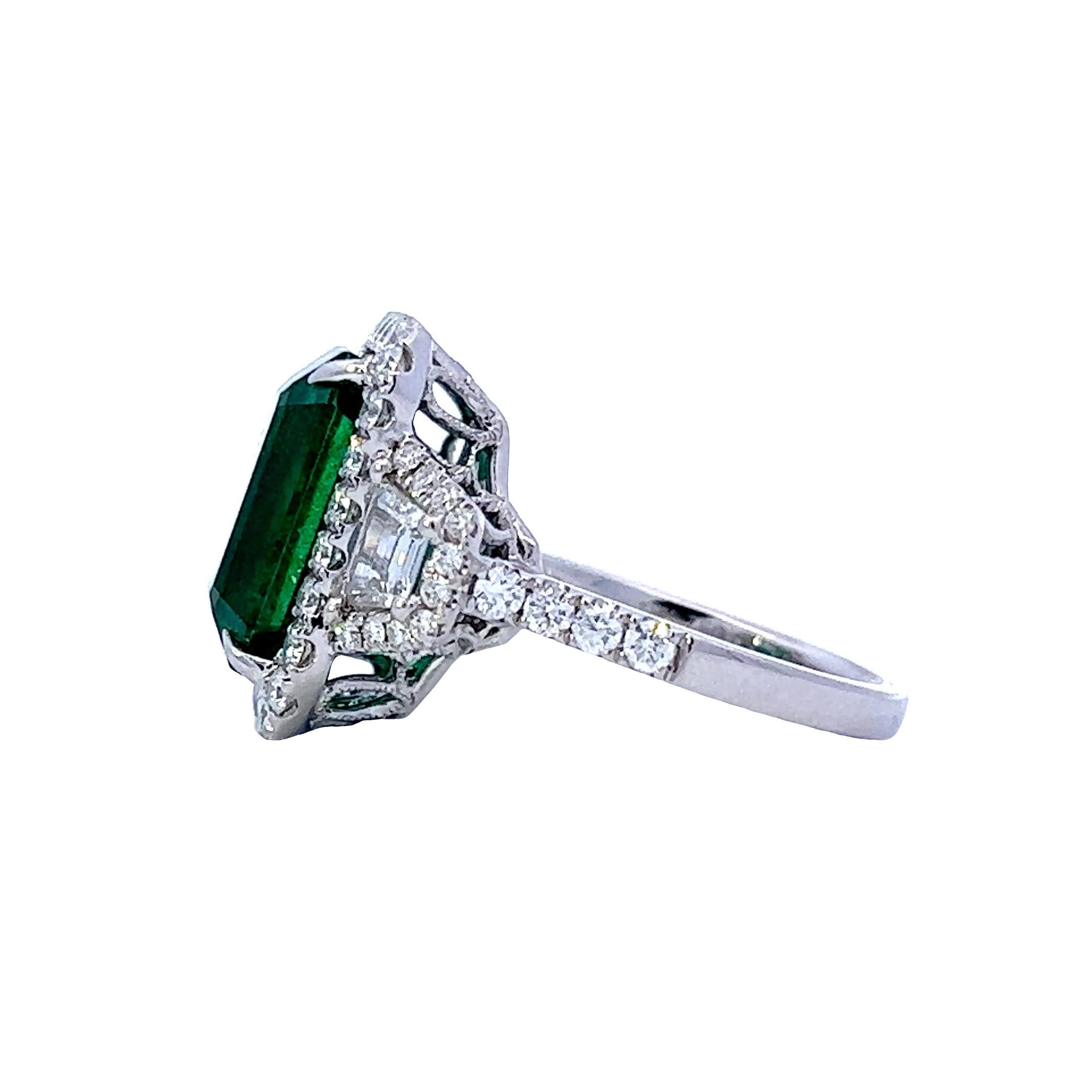 Women's Exquisite emerald elegance For Sale