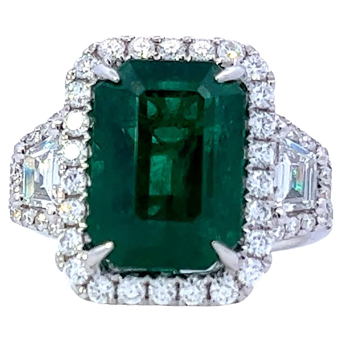 Exquisite emerald elegance For Sale