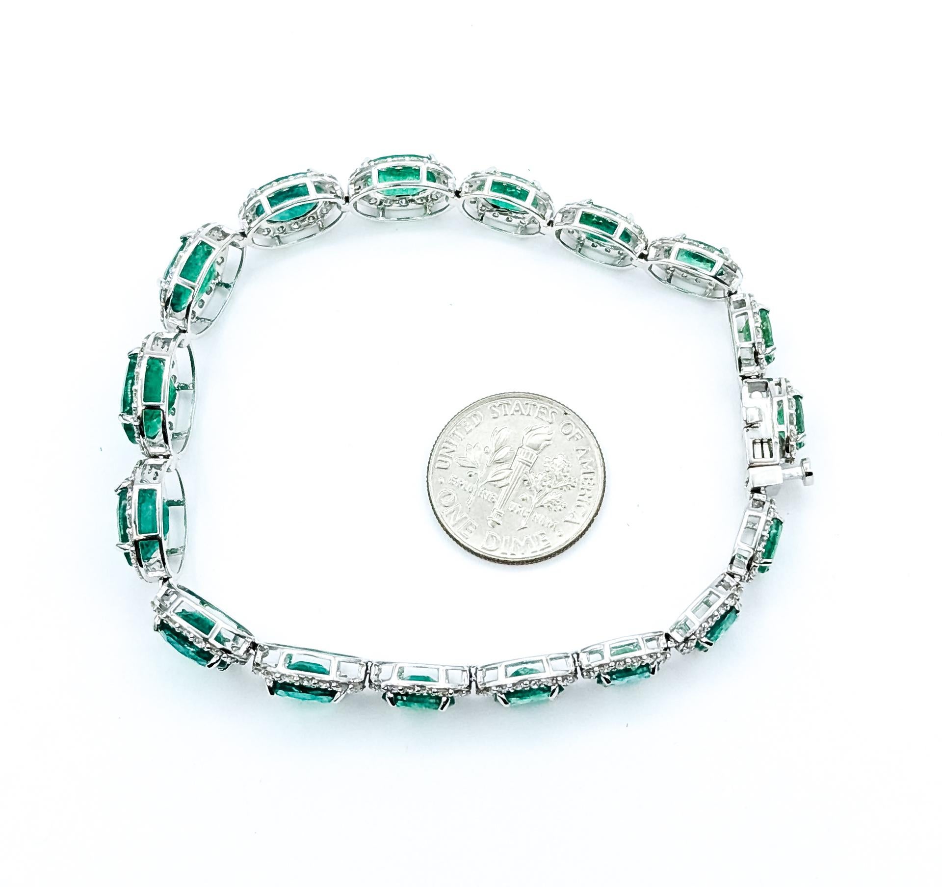 Bracelet à maillons ovales en platine avec émeraude exquise en vente 5