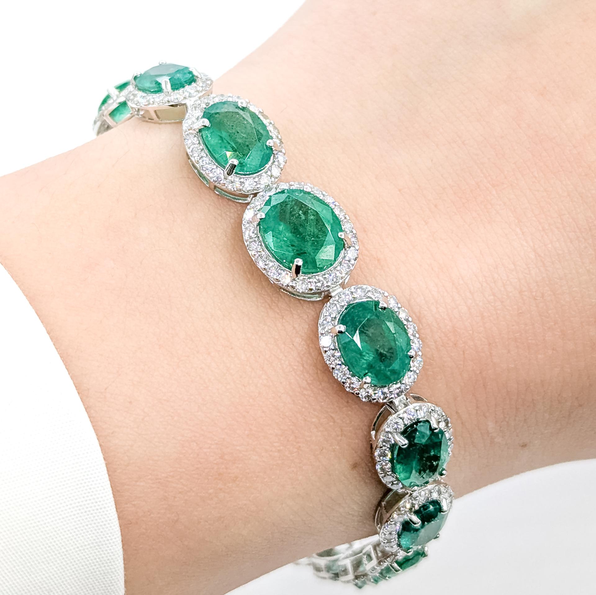Bracelet à maillons ovales en platine avec émeraude exquise

Ce bracelet est réalisé en platine et présente des émeraudes serties dans un halo ovale. Les émeraudes totalisent 15,64 carats, chacune encadrée par des diamants ronds pour une