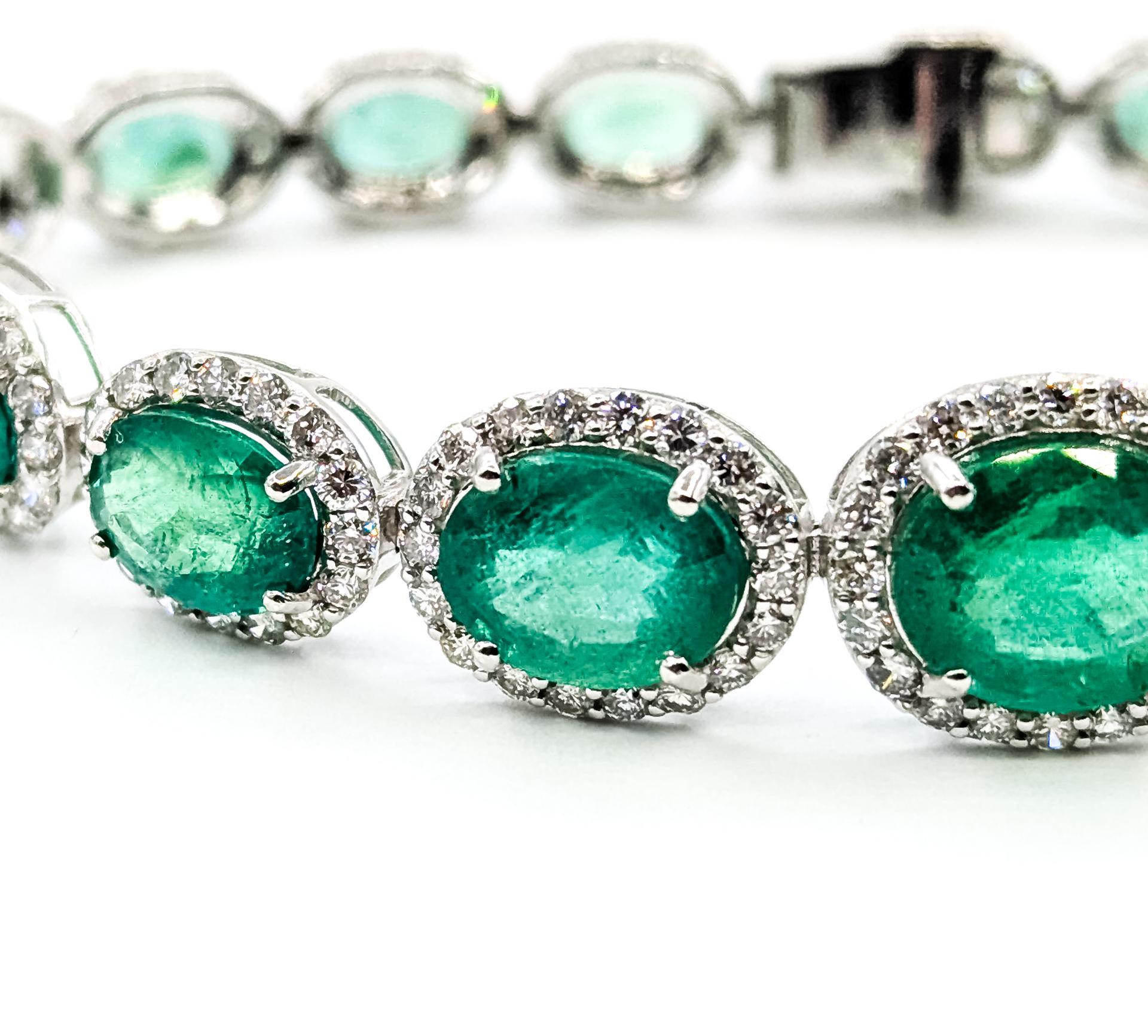 Contemporain Bracelet à maillons ovales en platine avec émeraude exquise en vente