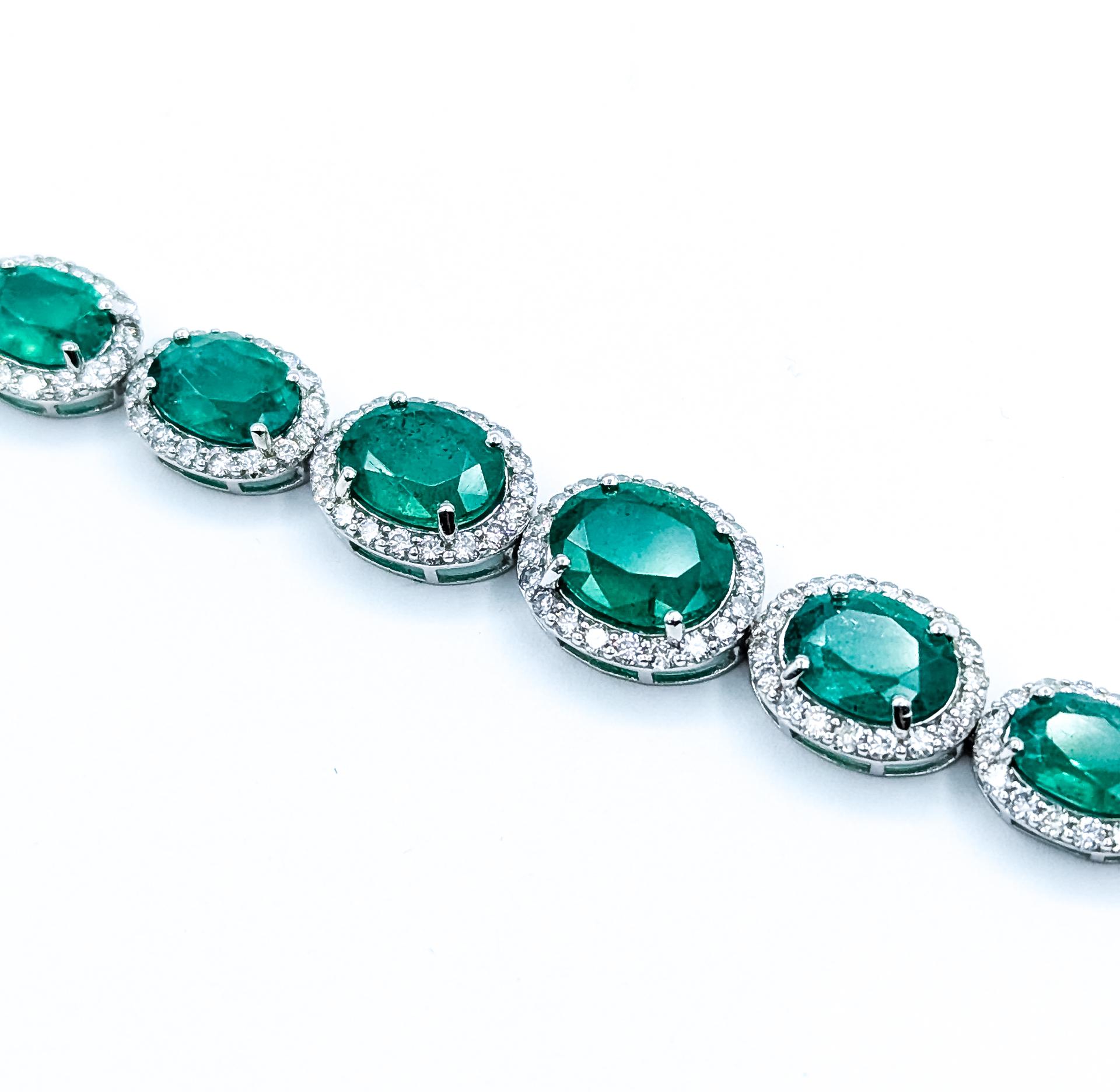 Bracelet à maillons ovales en platine avec émeraude exquise Pour femmes en vente