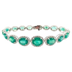 Squisito bracciale a maglie ovali con smeraldo in platino