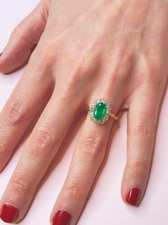 1.51 Carats Emerald Ring with White Diamonds