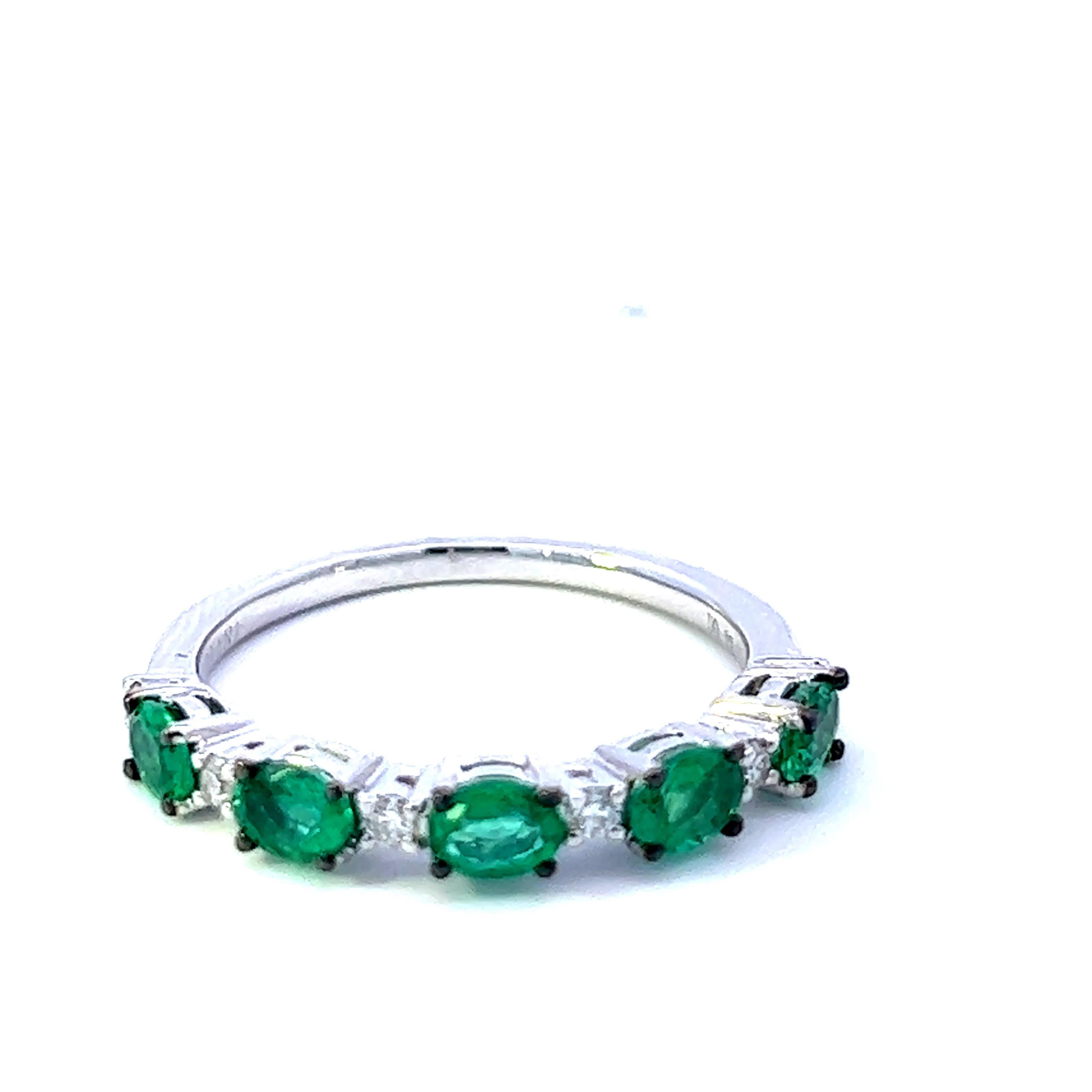 Presentamos nuestro exquisito Anillo de Esmeralda y Diamante de Tres Piedras, una pieza cautivadora que combina sin esfuerzo la elegancia atemporal con el diseño moderno.