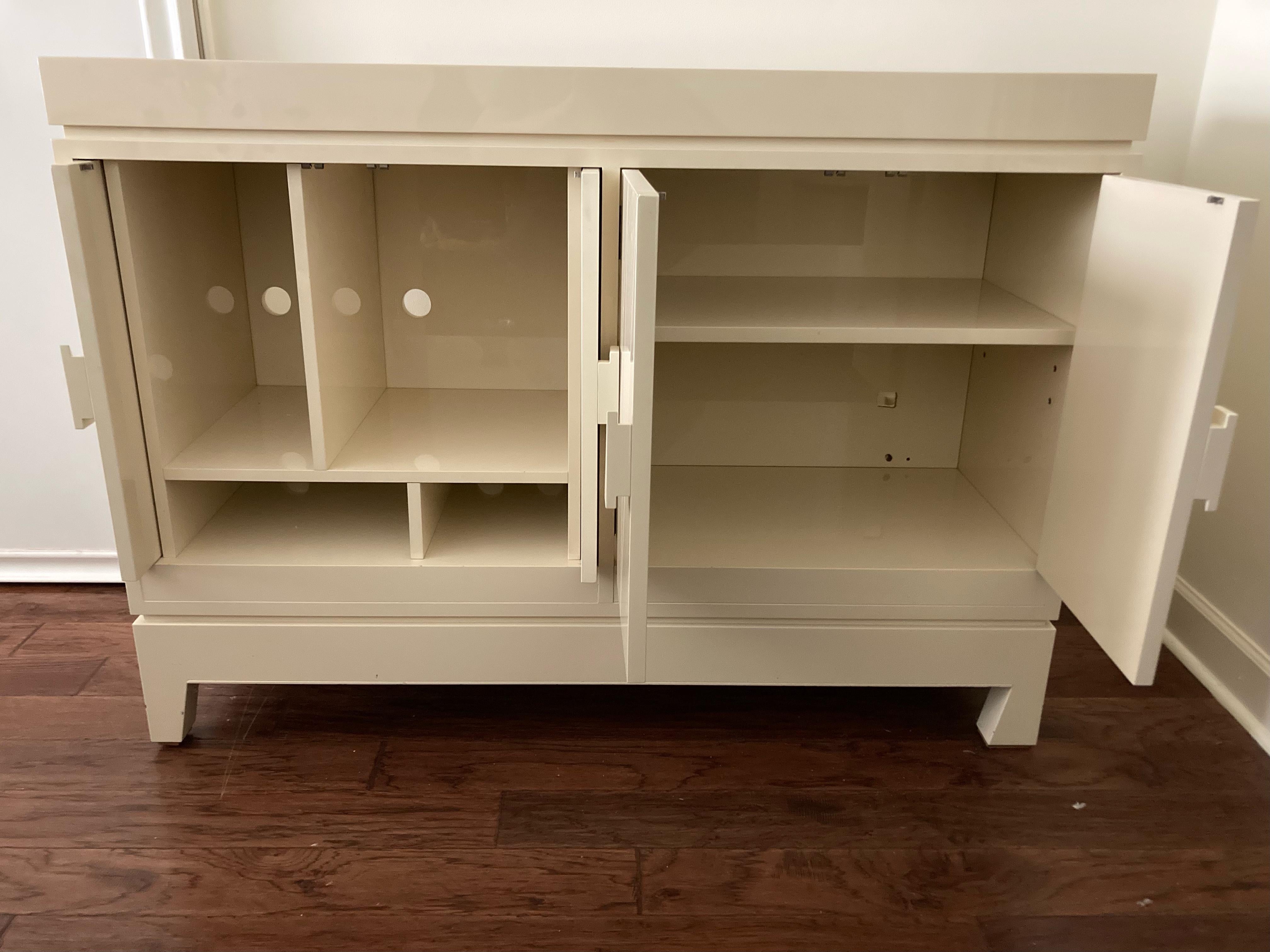 Squisita credenza stereo Emiel Veranneman DeCoene Decor in lacca crema in vendita 3