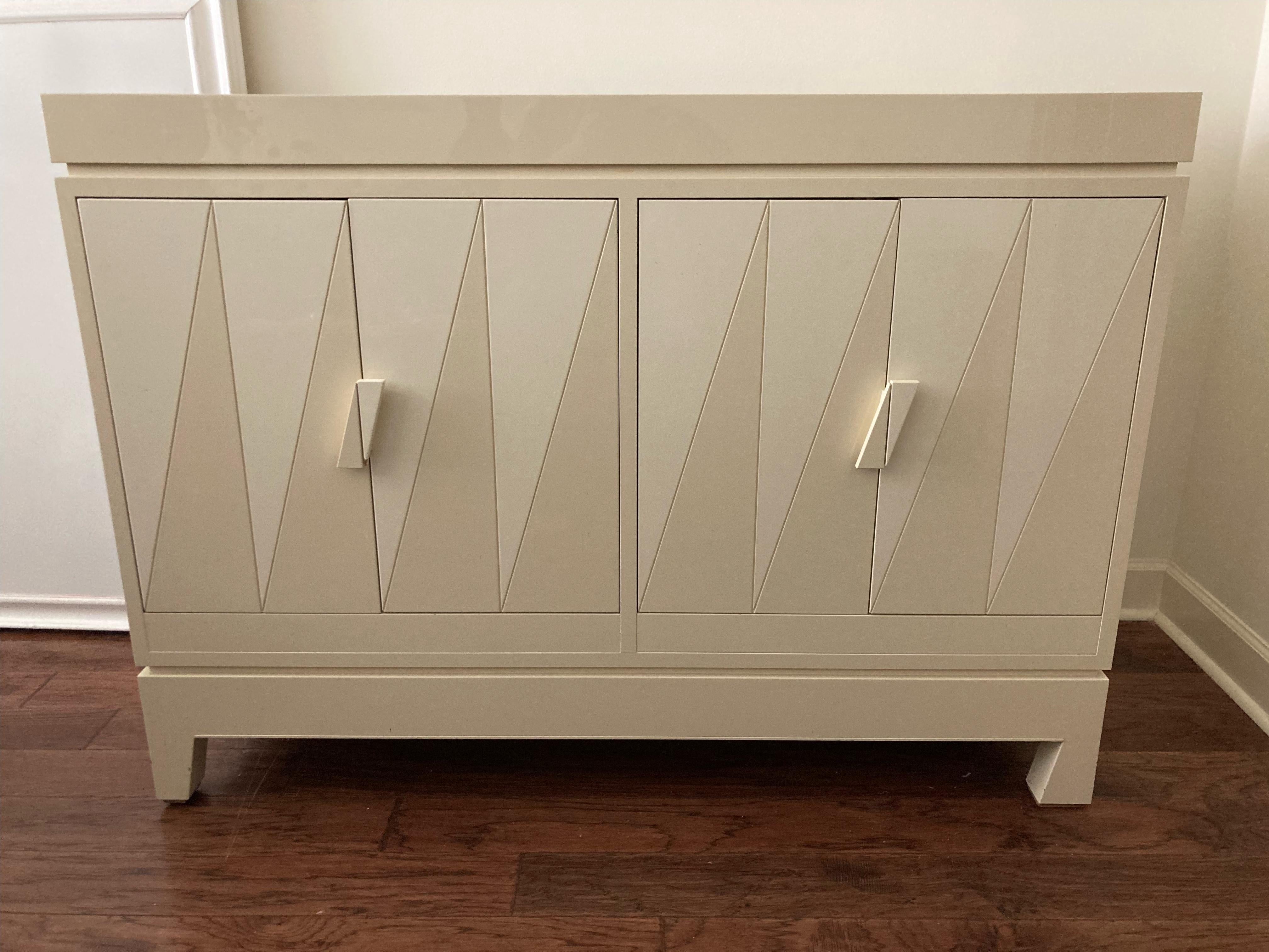 Emiel Veranneman per DeCoene Decor, mobile 'Stereo', legno, lacca color crema, Belgio, 1986 Il noto designer di mobili belga Emiel Veranneman (1924-2003) ha originariamente creato questa rara e affascinante credenza 
con una bella composizione di
