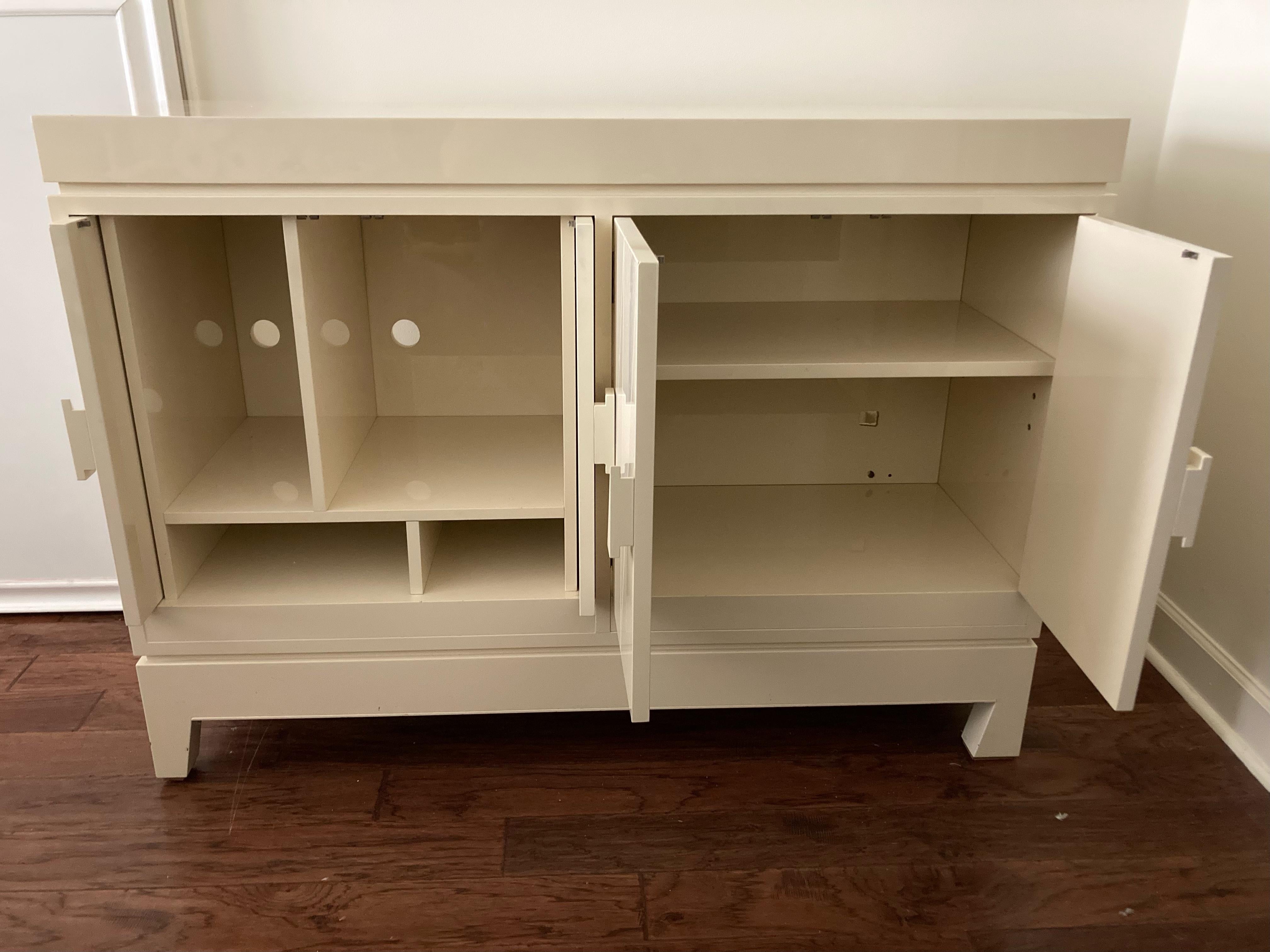 Belga Squisita credenza stereo Emiel Veranneman DeCoene Decor in lacca crema in vendita