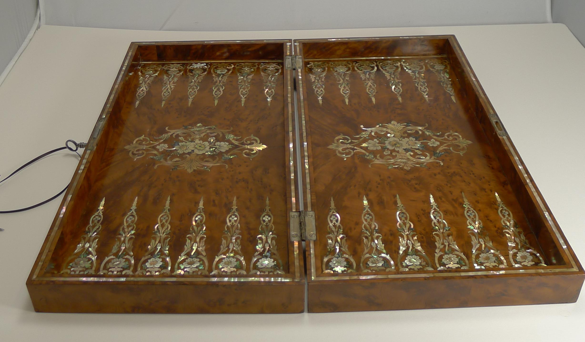 Exquisites englisches Backgammon-Brett mit Perlmutt-Intarsien aus Amboyna:: um 1890 4
