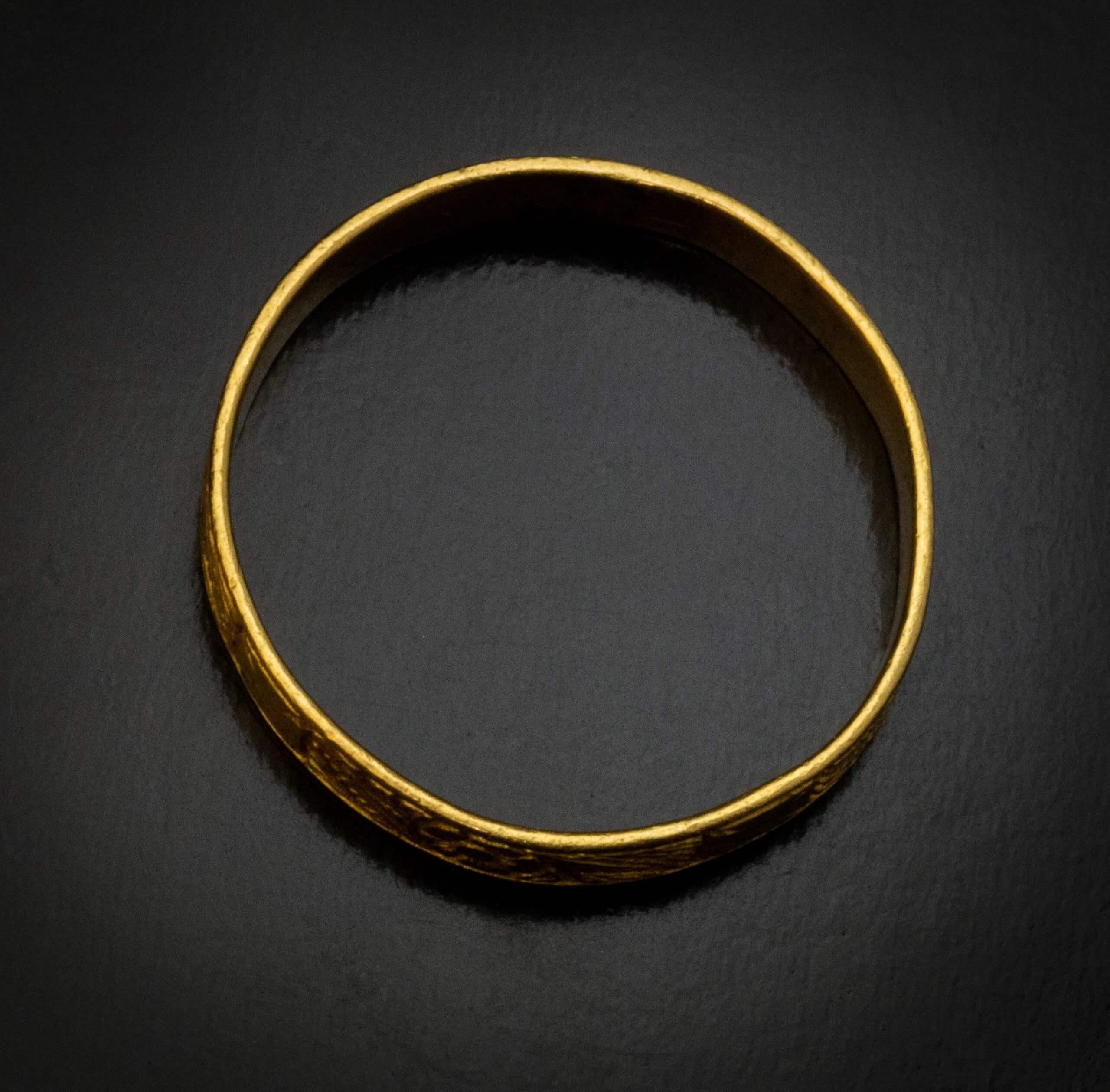 Exquisito anillo medieval de oro grabado con ramillete c. 1400 - 1450 en venta 5
