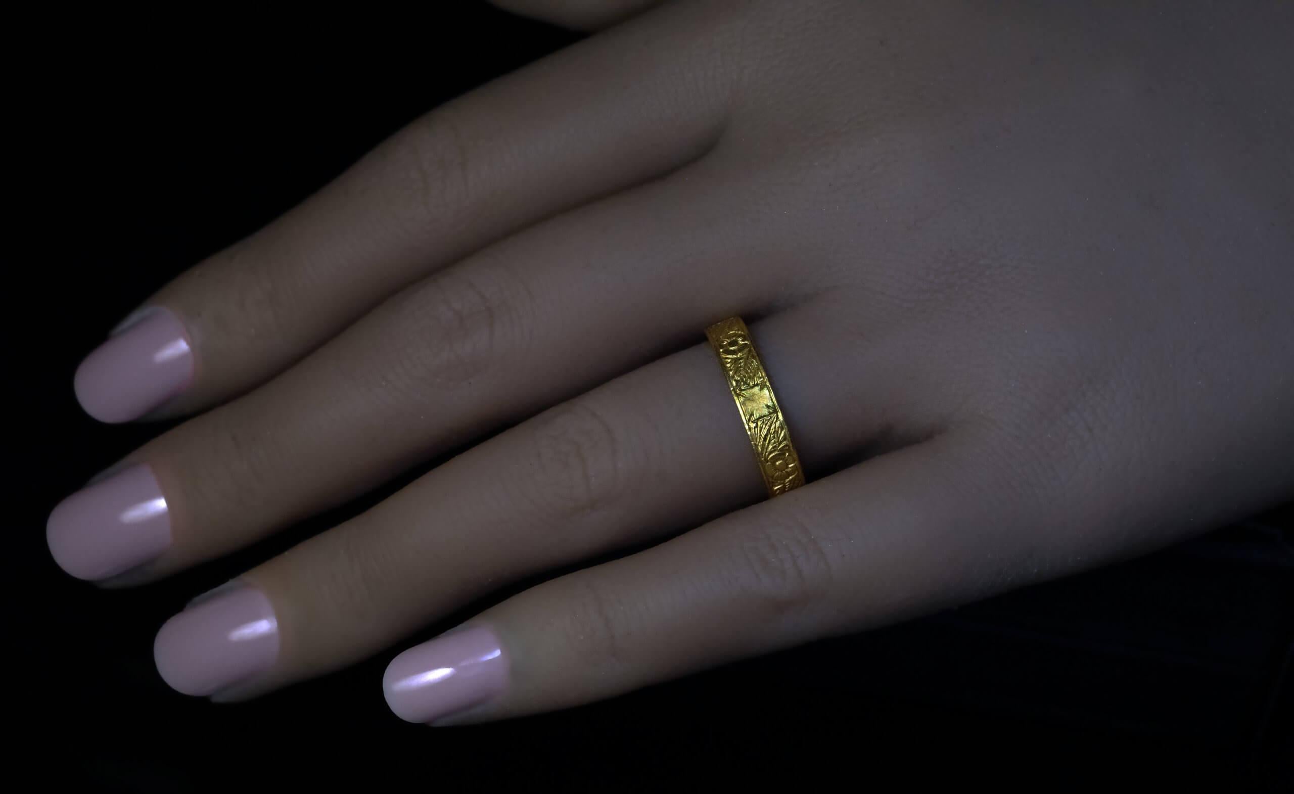 Exquisito anillo medieval de oro grabado con ramillete c. 1400 - 1450 en venta 6