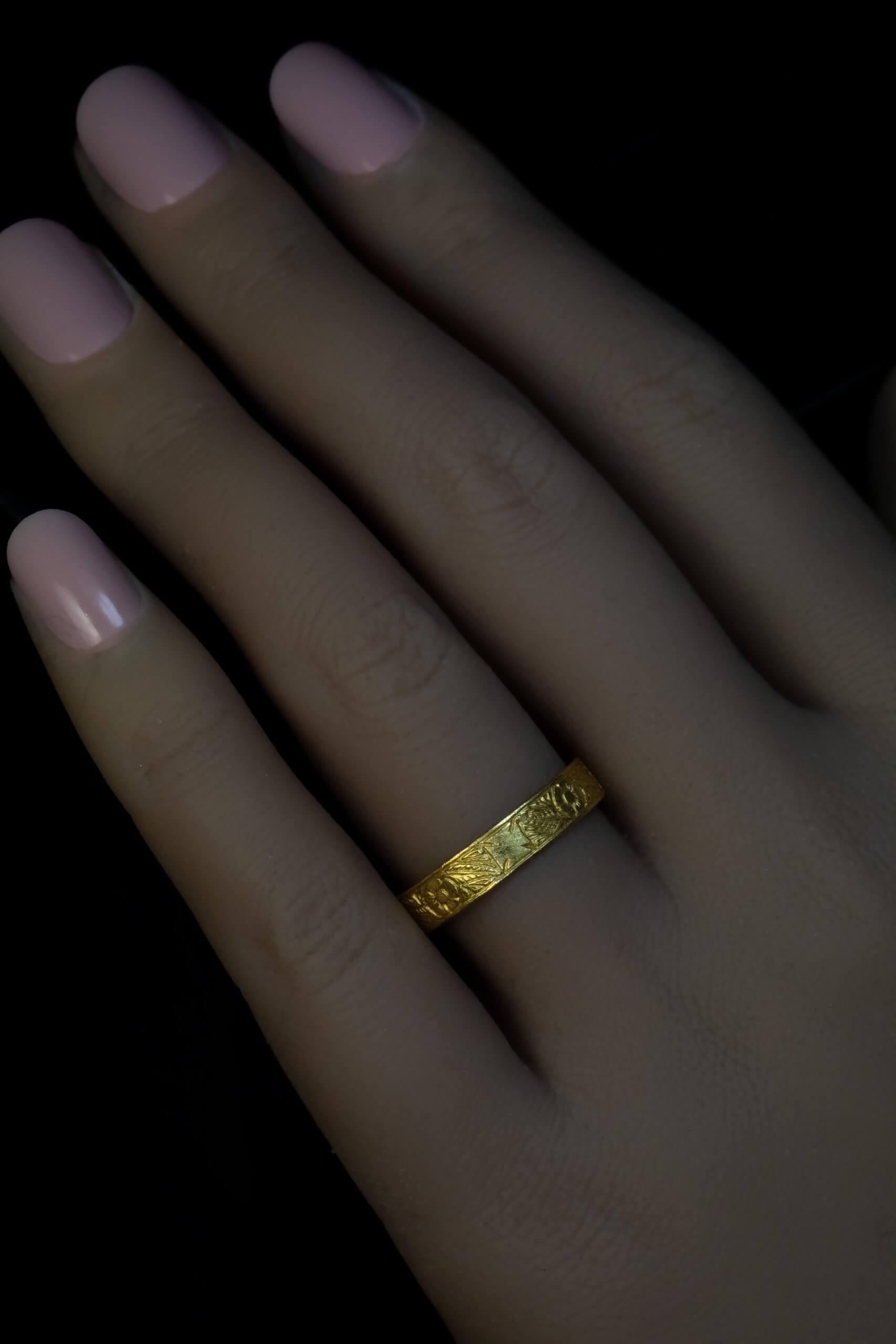 Exquisito anillo medieval de oro grabado con ramillete c. 1400 - 1450 en venta 7
