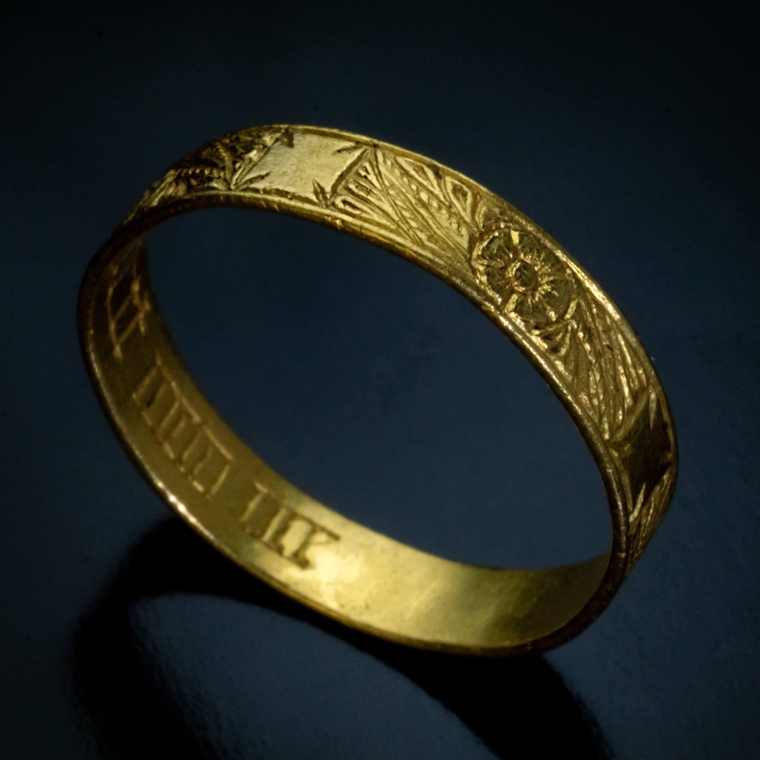 Hacia 1400 - 1450
  Este anillo medieval de ramillete, excepcionalmente raro, está elaborado en oro de muchos quilates (aproximadamente 22,25 quilates) y es un ejemplo de la orfebrería fina de la Baja Edad Media. El exterior de la banda está