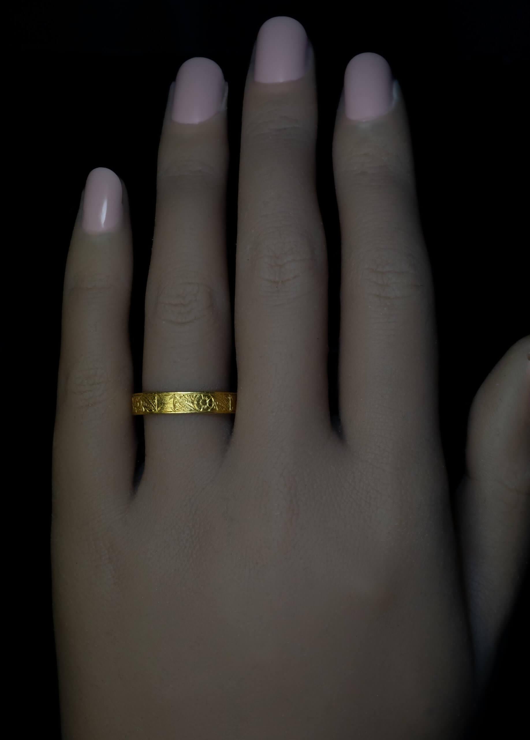 Exquisito anillo medieval de oro grabado con ramillete c. 1400 - 1450 en Excelente estado para la venta en Chicago, IL