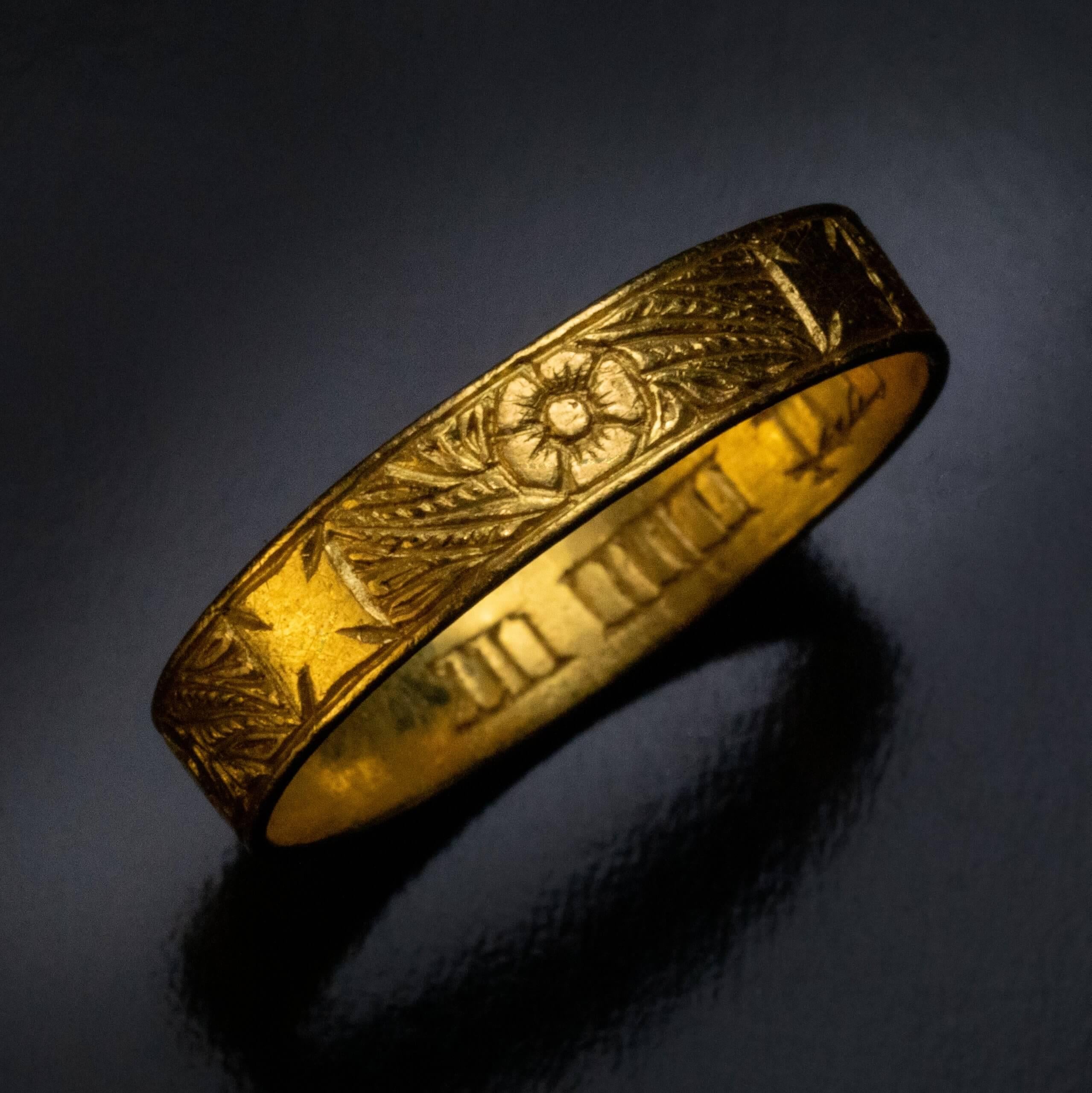 Femenino o masculino Exquisito anillo medieval de oro grabado con ramillete c. 1400 - 1450 en venta