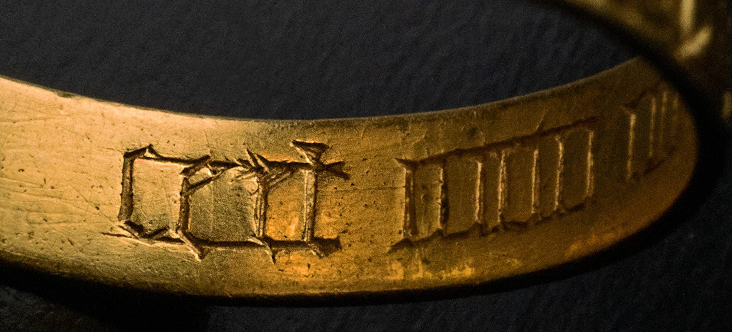 Exquisito anillo medieval de oro grabado con ramillete c. 1400 - 1450 en venta 2