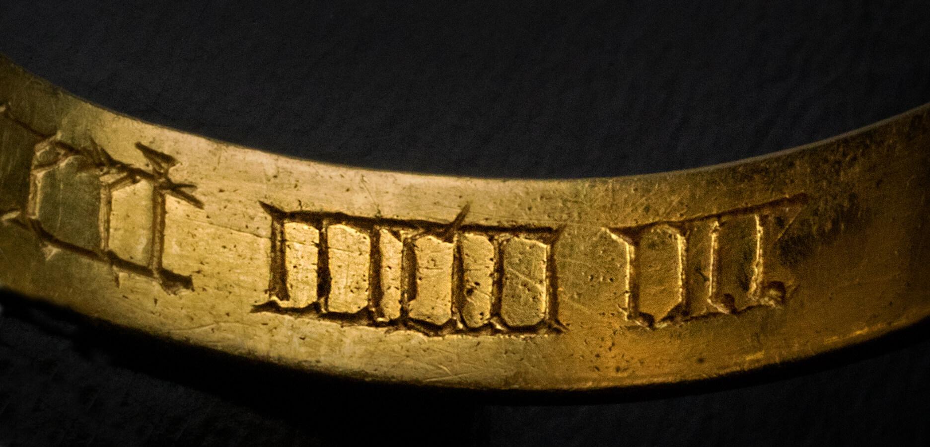 Exquisito anillo medieval de oro grabado con ramillete c. 1400 - 1450 en venta 3