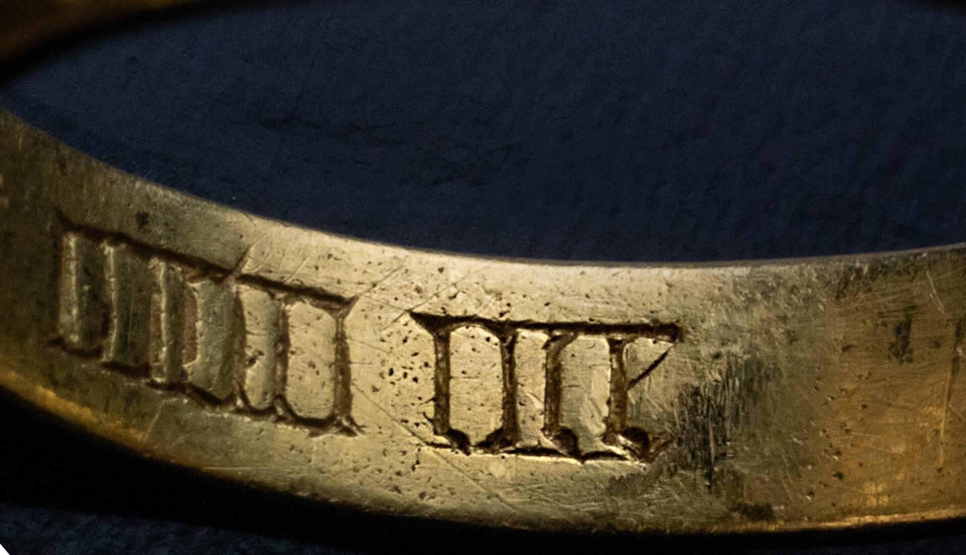 Exquisito anillo medieval de oro grabado con ramillete c. 1400 - 1450 en venta 4