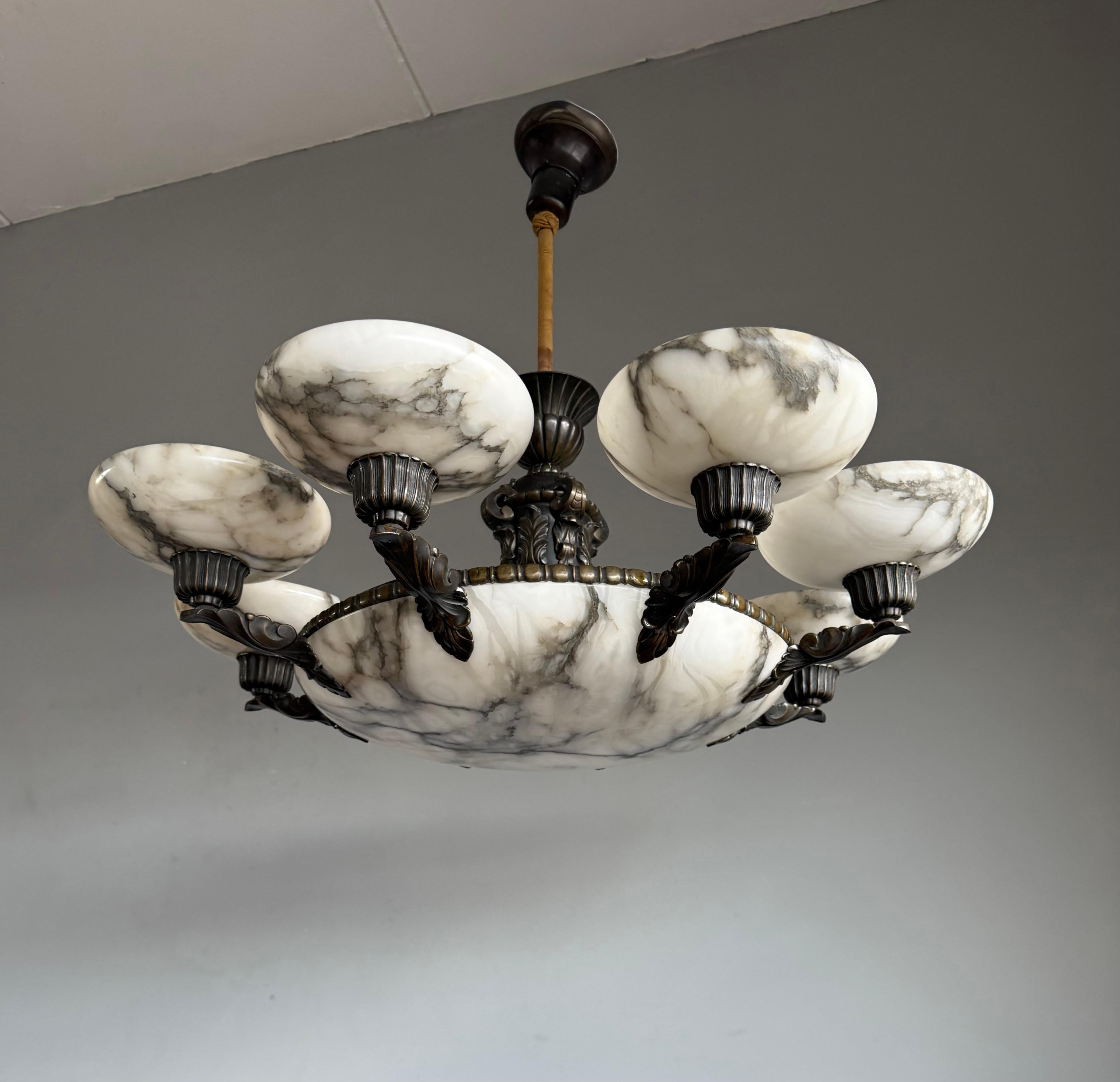 Étonnant et extraordinaire, 32,8 pouces de diamètre, lustre antique à 12 lumières.

Si vous êtes à la recherche d'un lustre unique et de grande classe pour une salle à manger, un hall d'hôtel, un grand hall d'entrée ou toute autre pièce spacieuse