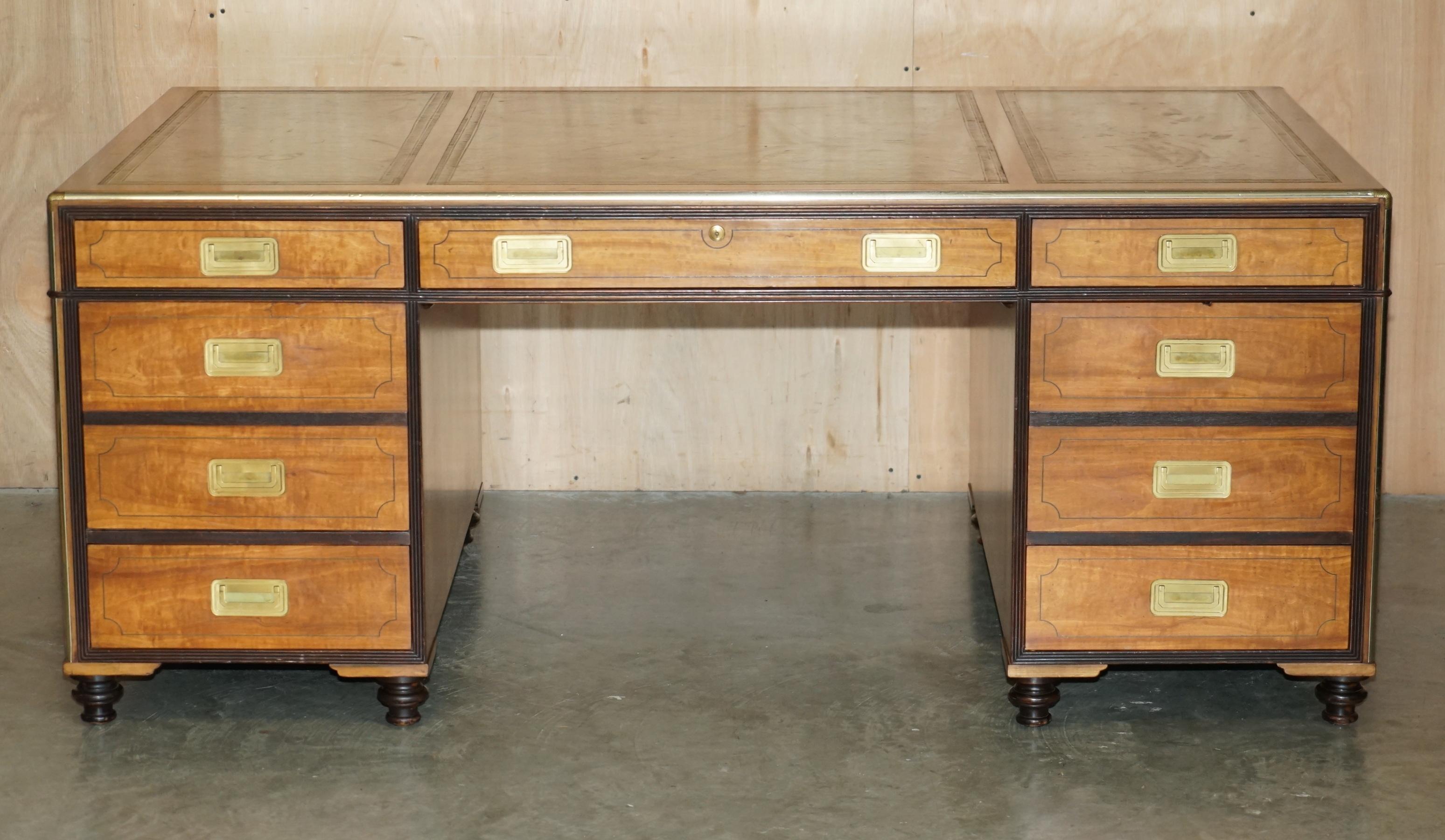 EXQUISITE EXTRA LARGE DOUBLE SiDED MILITARY CAMPAIGN TWIN PEDESTAL PARTNER DESK in vendita 2