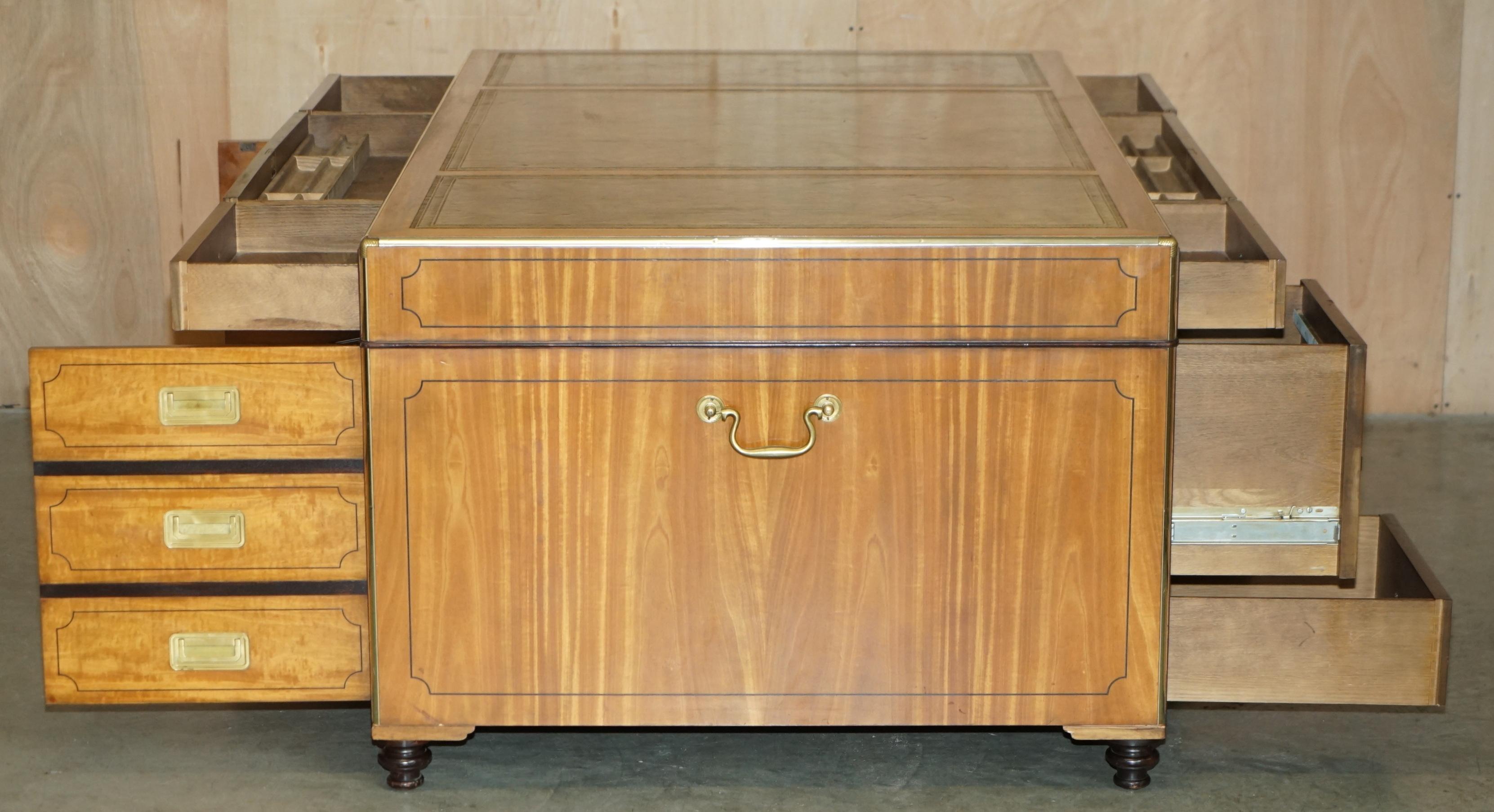 EXQUISITE EXTRA LARGE DOUBLE SiDED MILITARY CAMPAIGN TWIN PEDESTAL PARTNER DESK in vendita 4