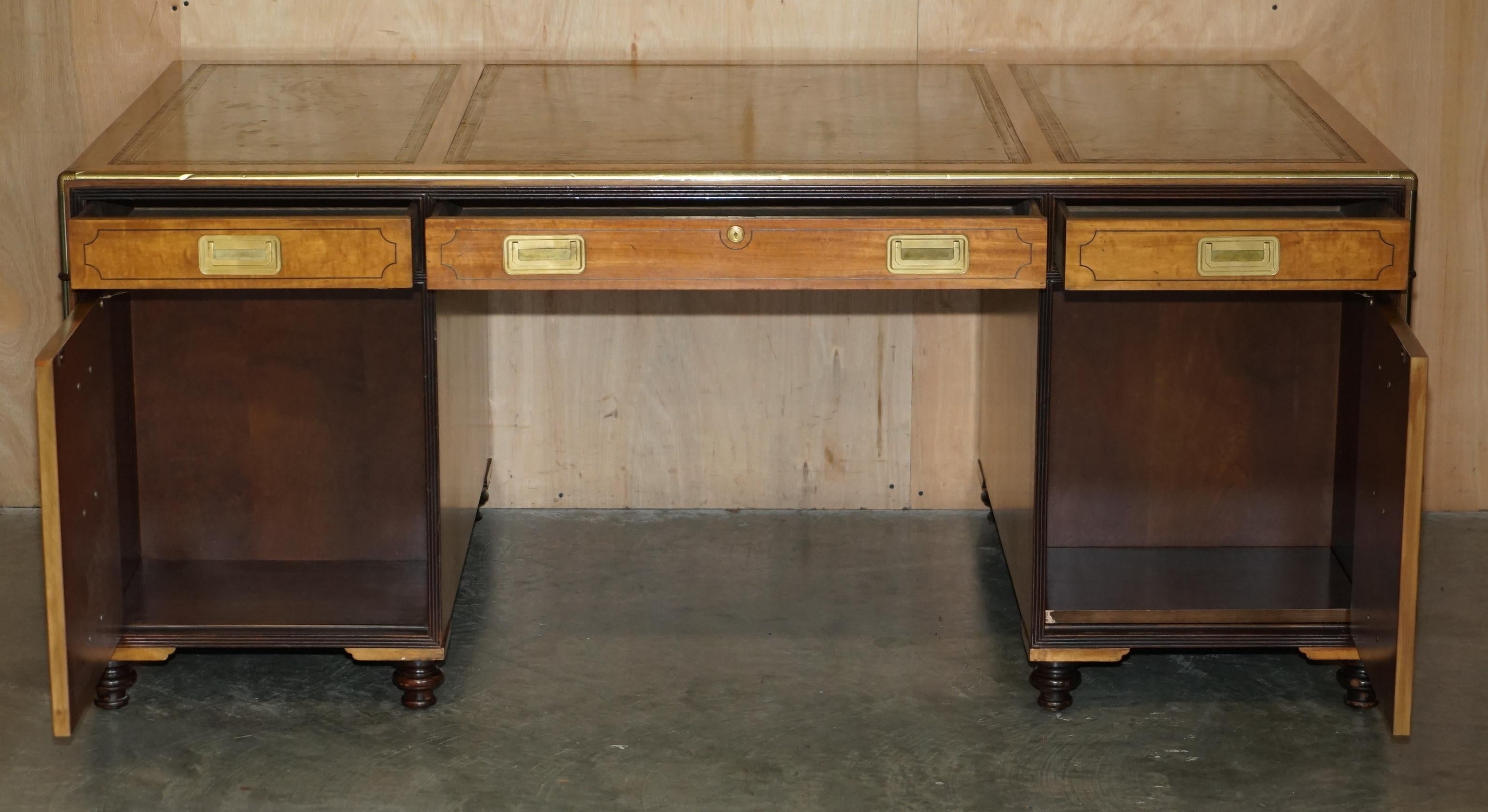 EXQUISITE EXTRA LARGE DOUBLE SiDED MILITARY CAMPAIGN TWIN PEDESTAL PARTNER DESK in vendita 7