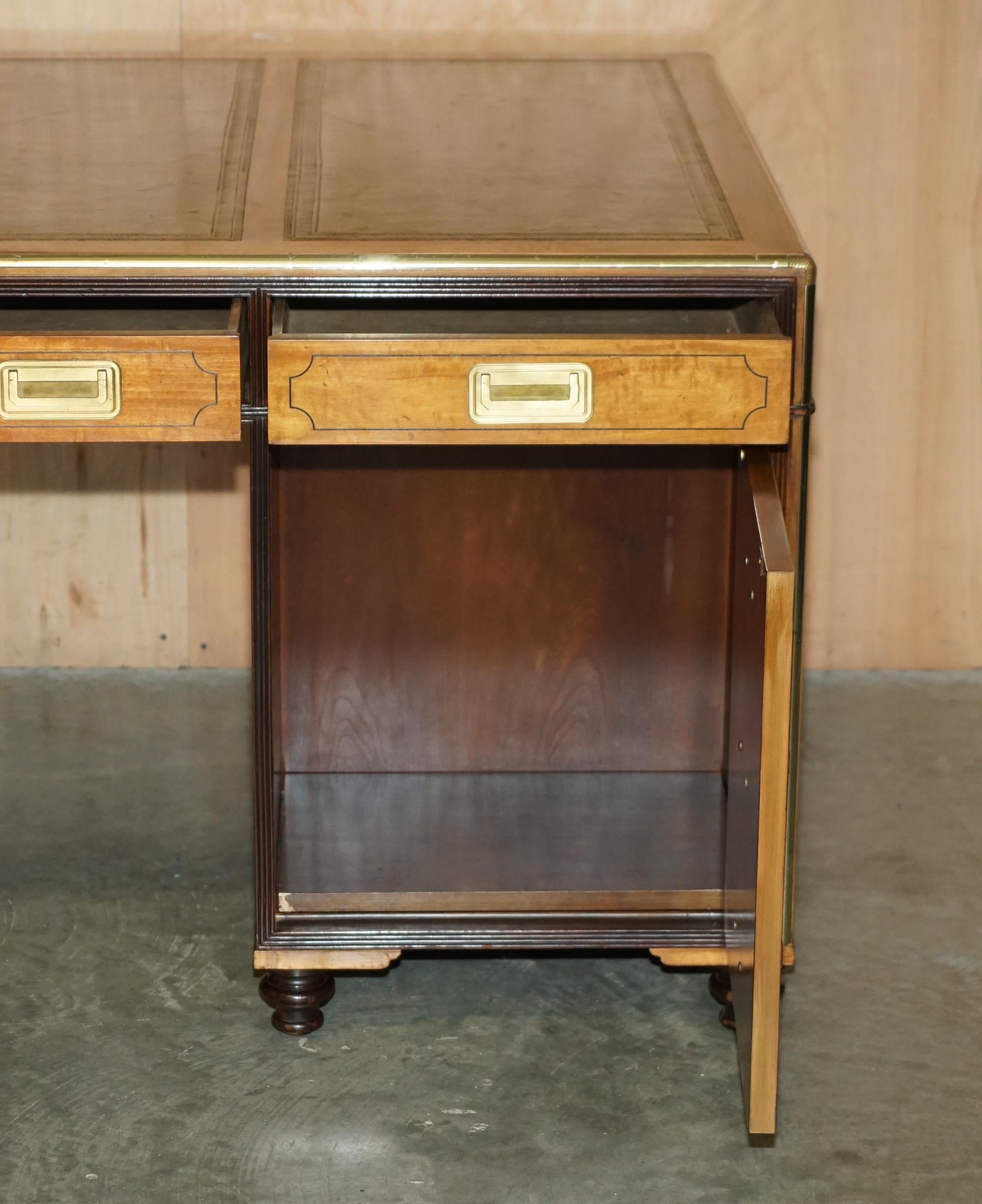 EXQUISITE EXTRA LARGE DOUBLE SiDED MILITARY CAMPAIGN TWIN PEDESTAL PARTNER DESK in vendita 8